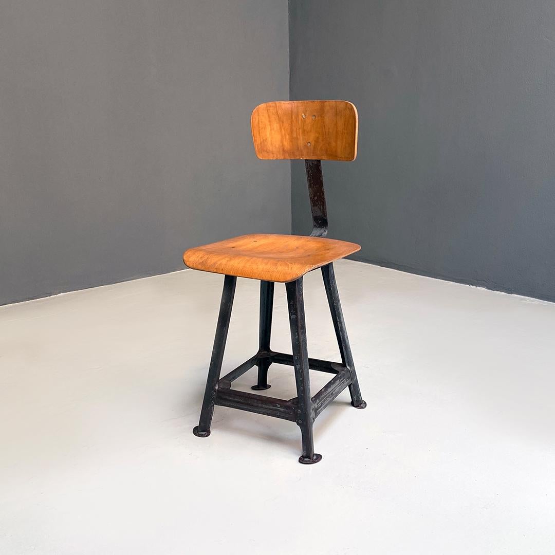 Milieu du XXe siècle Paire de tabourets industriels italiens en bois et fer, de style mi-siècle moderne, années 1960 en vente