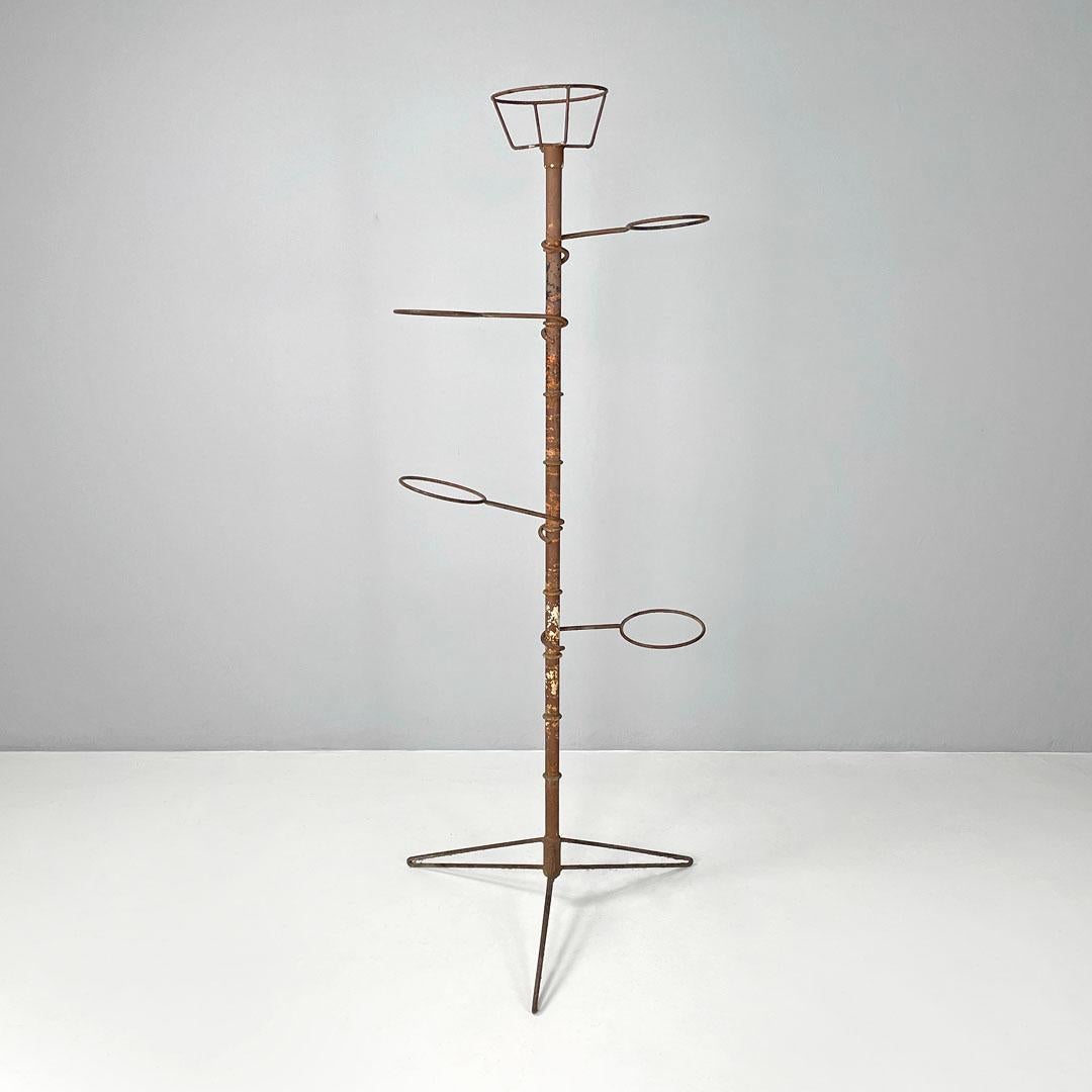 Italian mid-century modern iron flowerpot holder, 1960s
Floor flower stand with triangular iron base. Four iron rod arms branch off from the main stem and end in a circle, where flower pots can be inserted. In the upper part there is a further