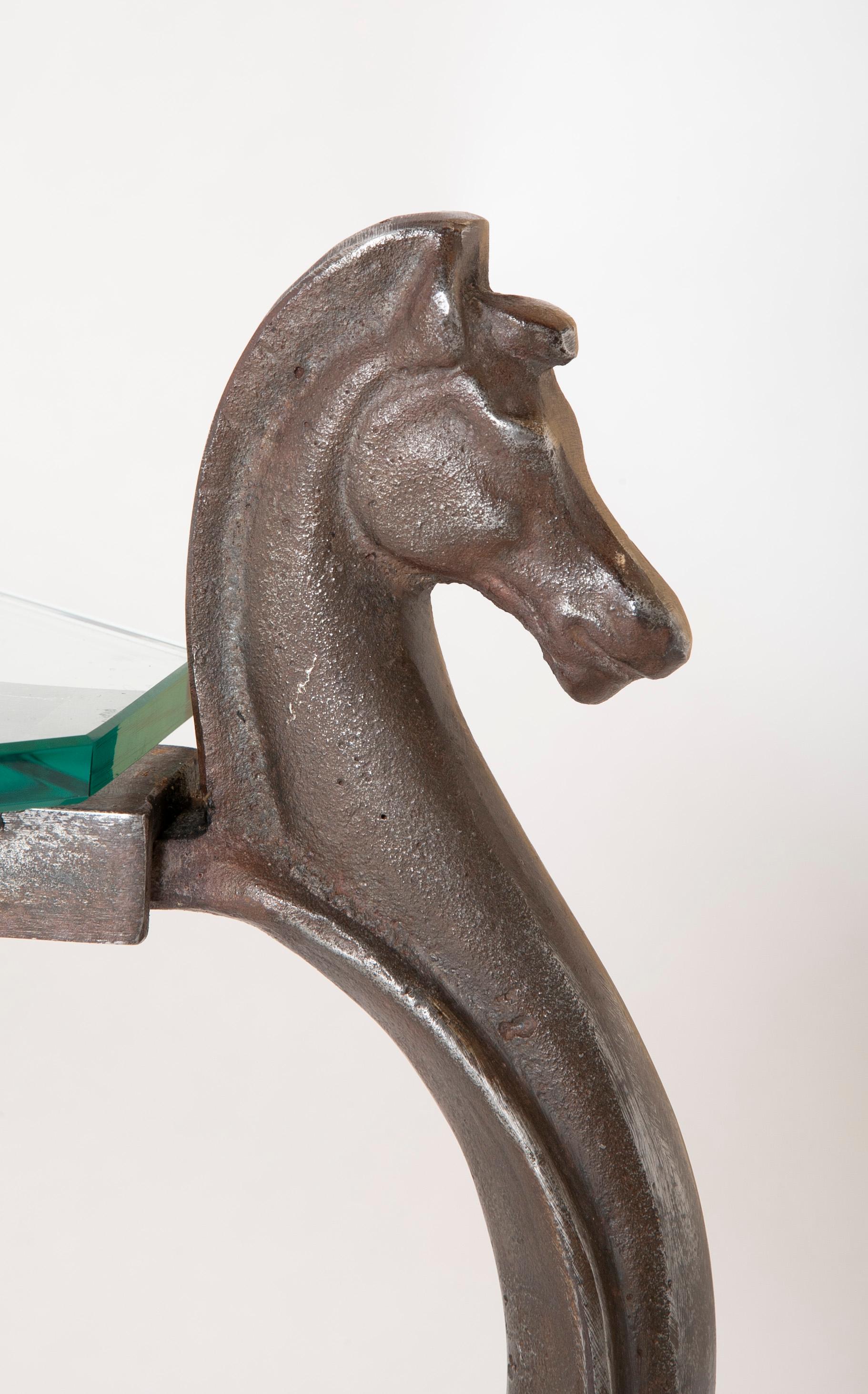 Table basse italienne moderne du milieu du siècle dernier avec tête de cheval en fer et verre surmonté en vente 4