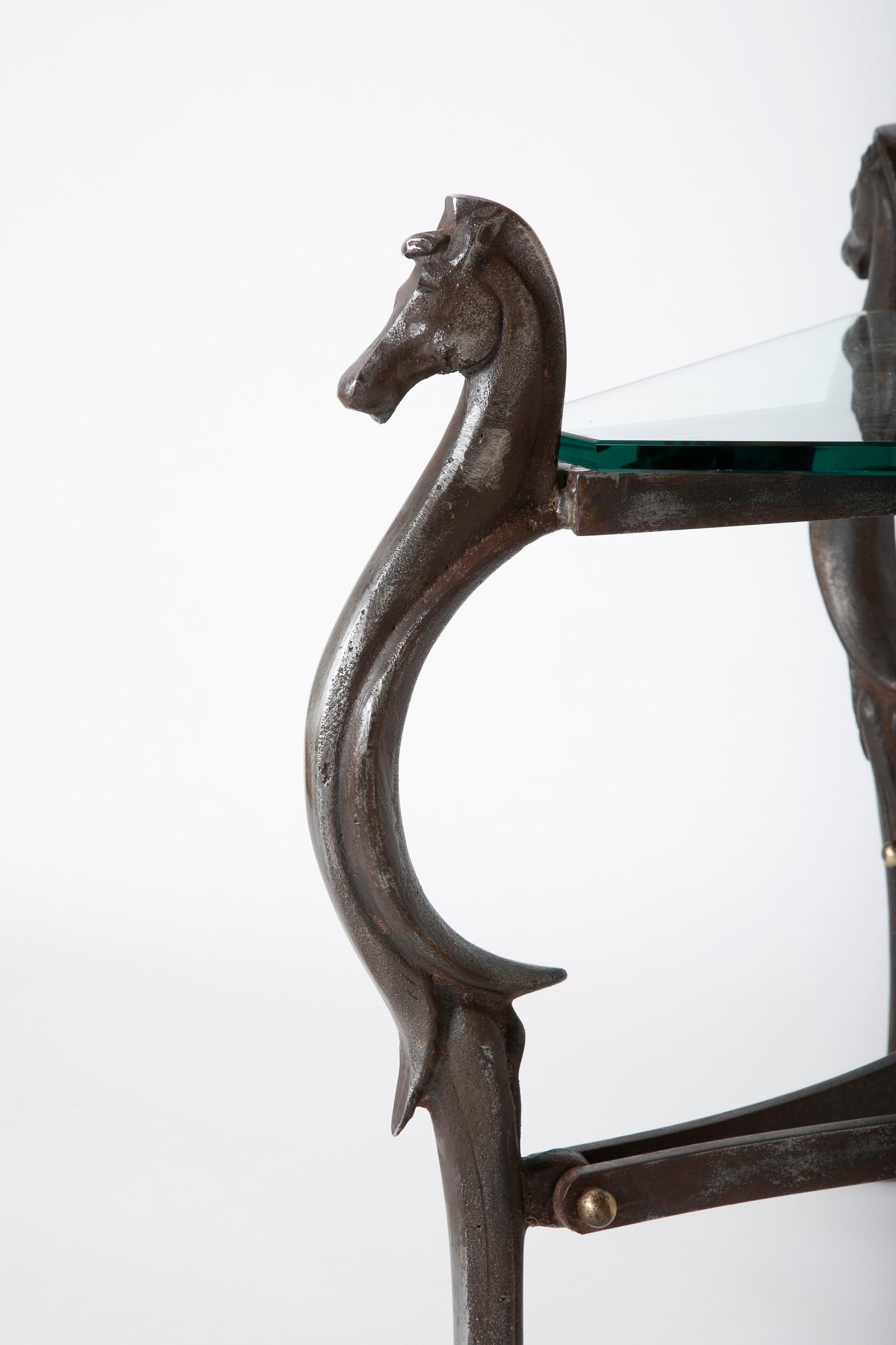 Table basse italienne moderne du milieu du siècle dernier avec tête de cheval en fer et verre surmonté en vente 6