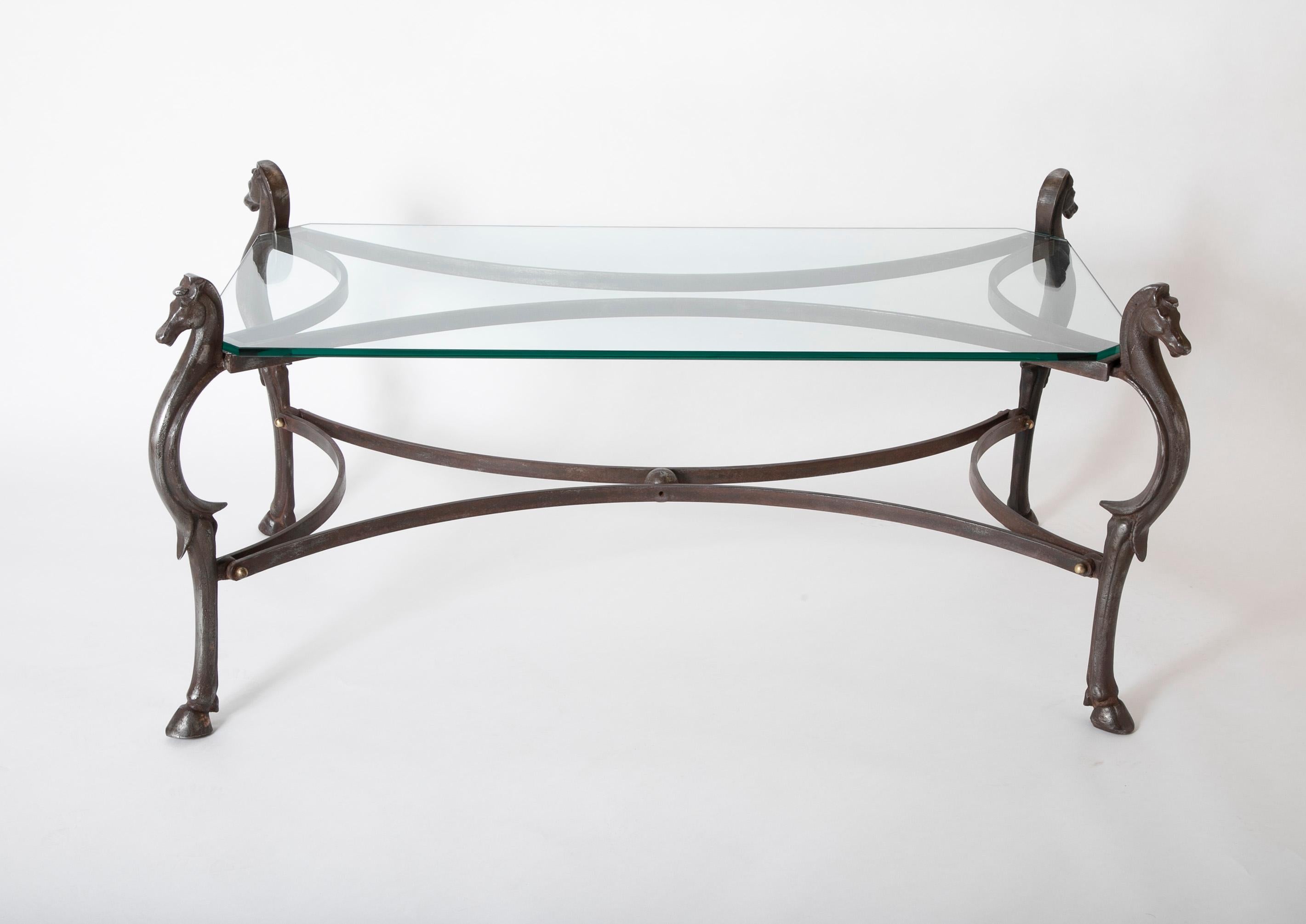 Mid-Century Modern Table basse italienne moderne du milieu du siècle dernier avec tête de cheval en fer et verre surmonté en vente