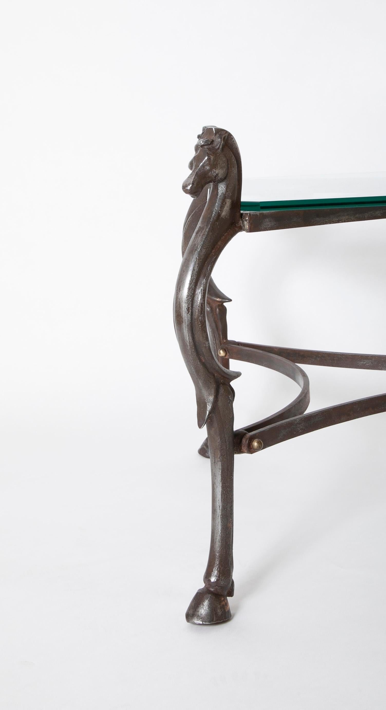 Table basse italienne moderne du milieu du siècle dernier avec tête de cheval en fer et verre surmonté en vente 2