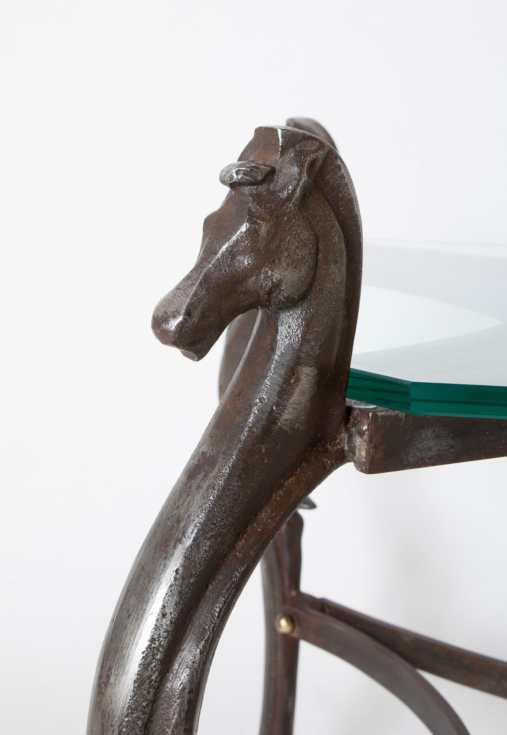 Table basse italienne moderne du milieu du siècle dernier avec tête de cheval en fer et verre surmonté en vente 3