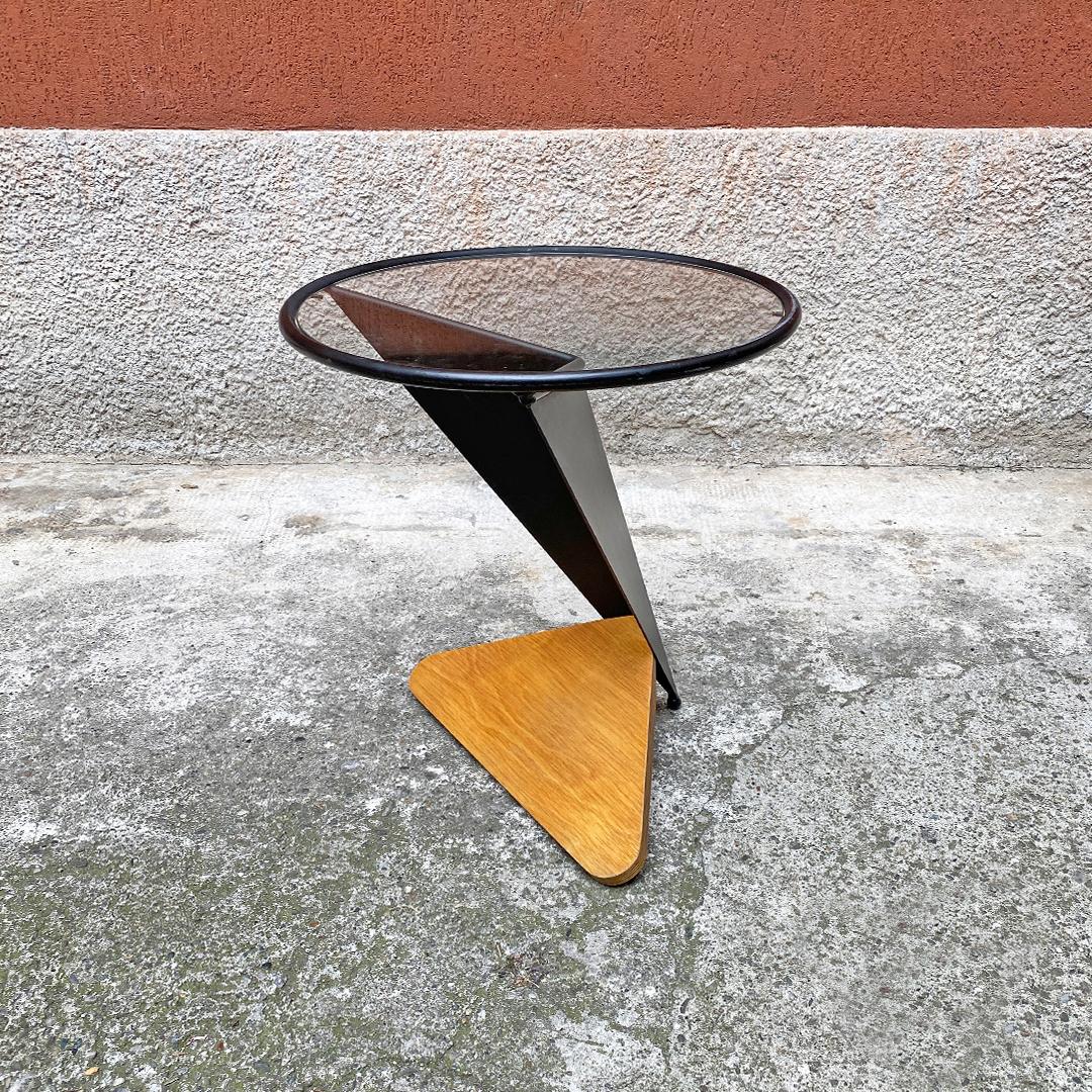 Italian Mid-Century Modern Irregular shaped coffee table and round top, 1980s
Irregular shaped coffee table with metal structure, round glass top and triangular light wood base.

Very good condition.

Measures: 50 x 56 H cm.