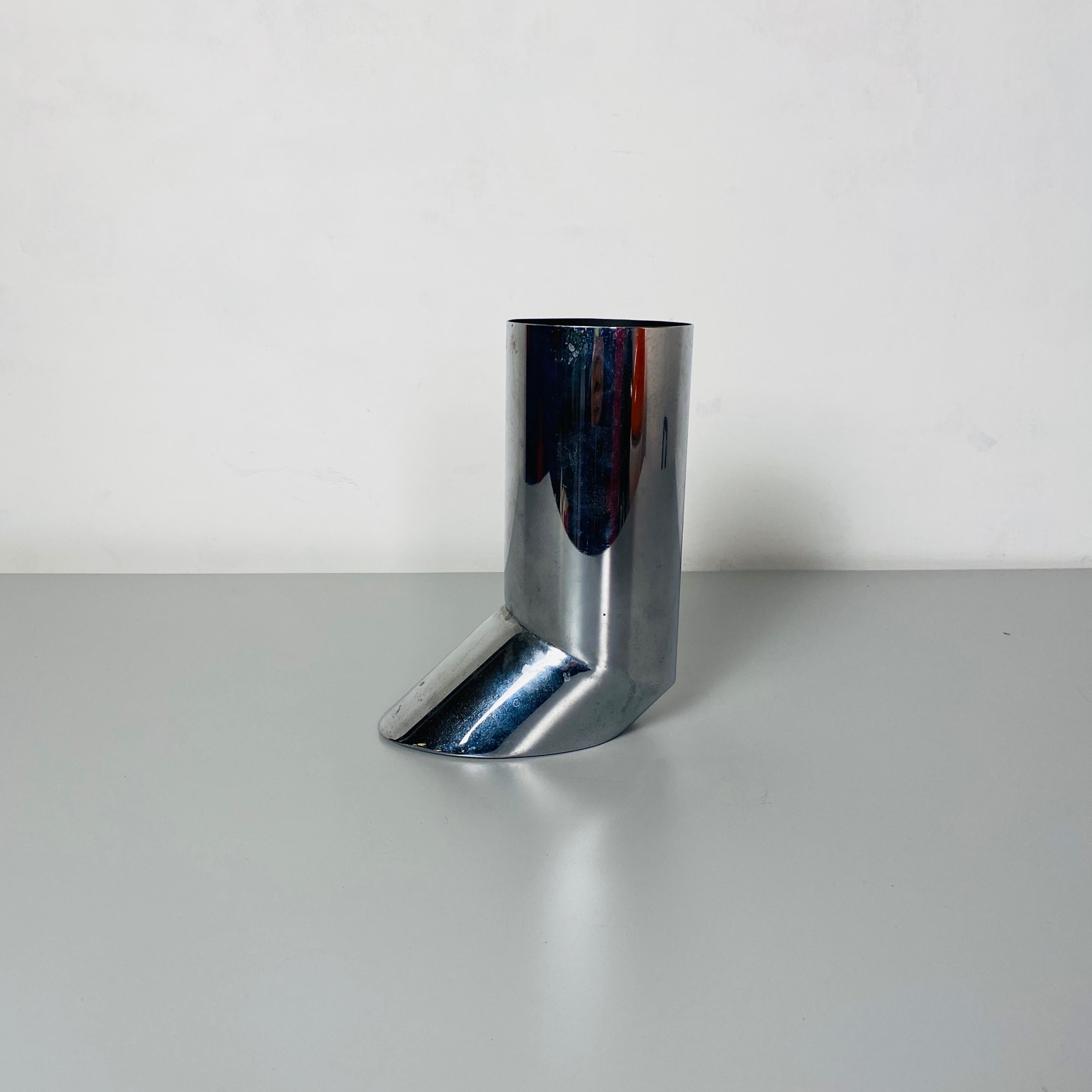 Italian Mid-Century Modern irregular shaped steel vase, 1970s
Irregular shaped steel vase.
Fantastic space age style adapt for decorations or for contain flower 

excellent general conditions

The Measures are in cm 20 x 10 x 22,5 H cm.

If you are