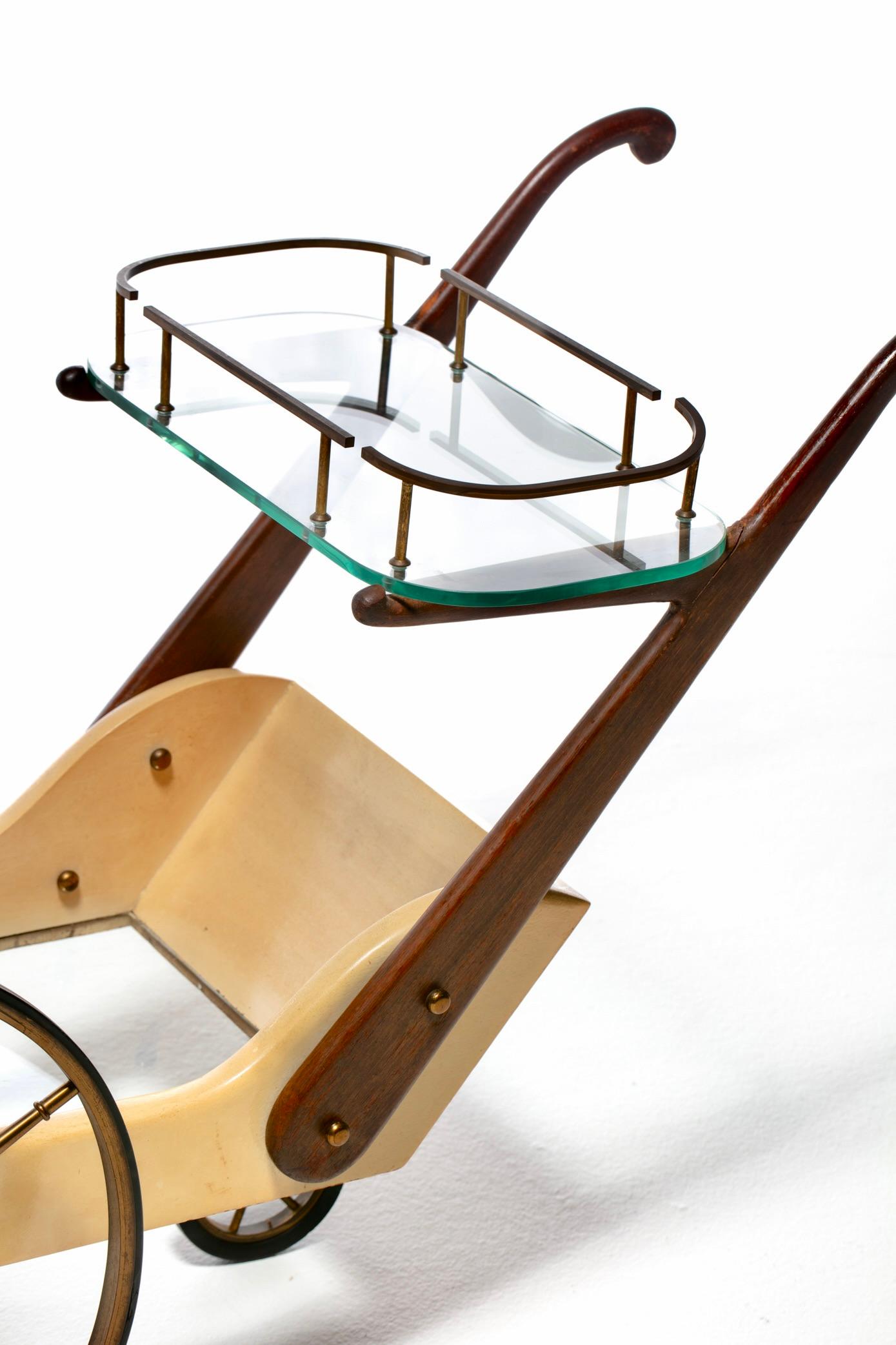 Carrito de bar italiano de mediados del siglo XX en piel de cabra crema marfil de Aldo Tura c. 1965 en venta 8
