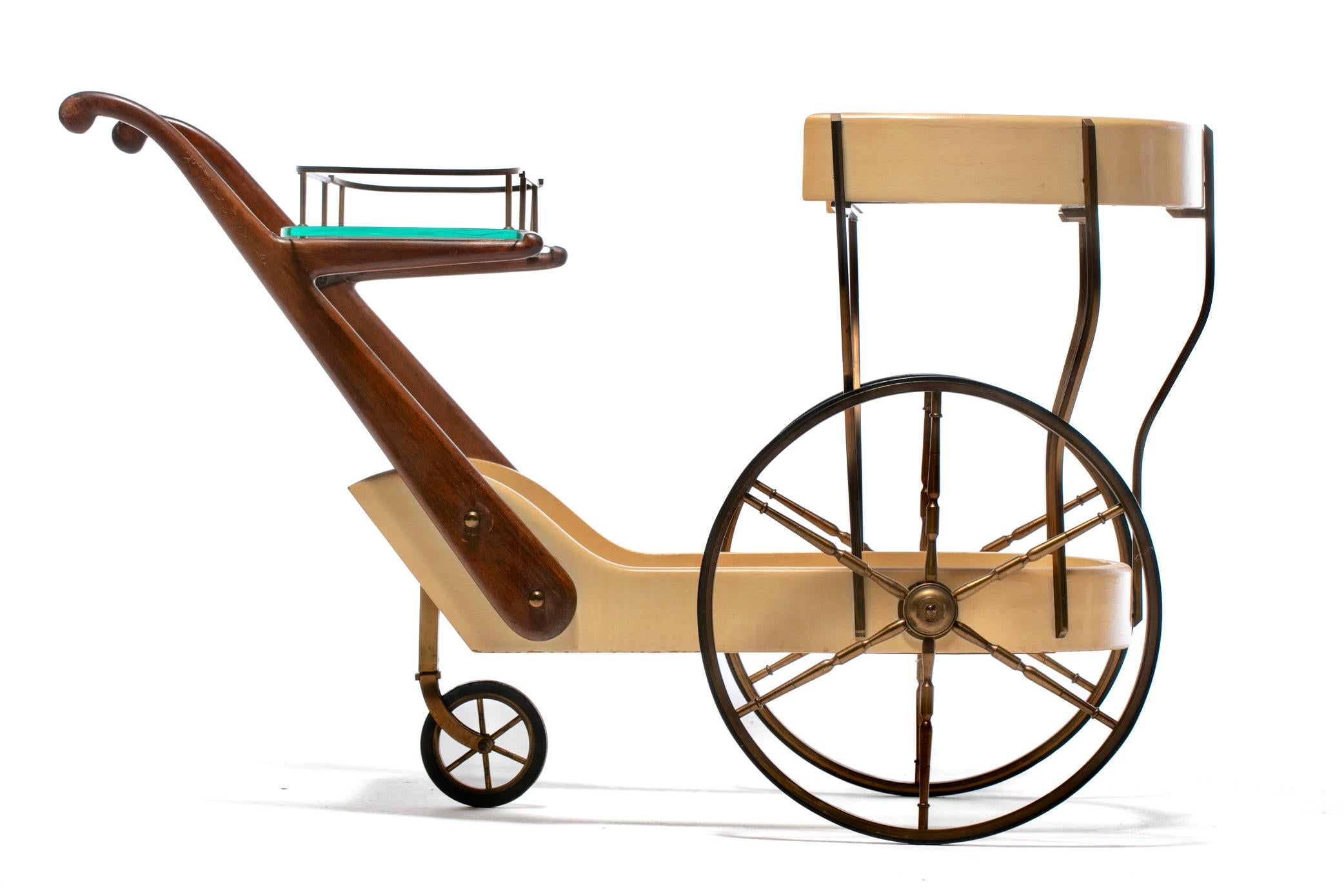 Carrito de bar italiano de mediados del siglo XX en piel de cabra crema marfil de Aldo Tura c. 1965 en venta 13