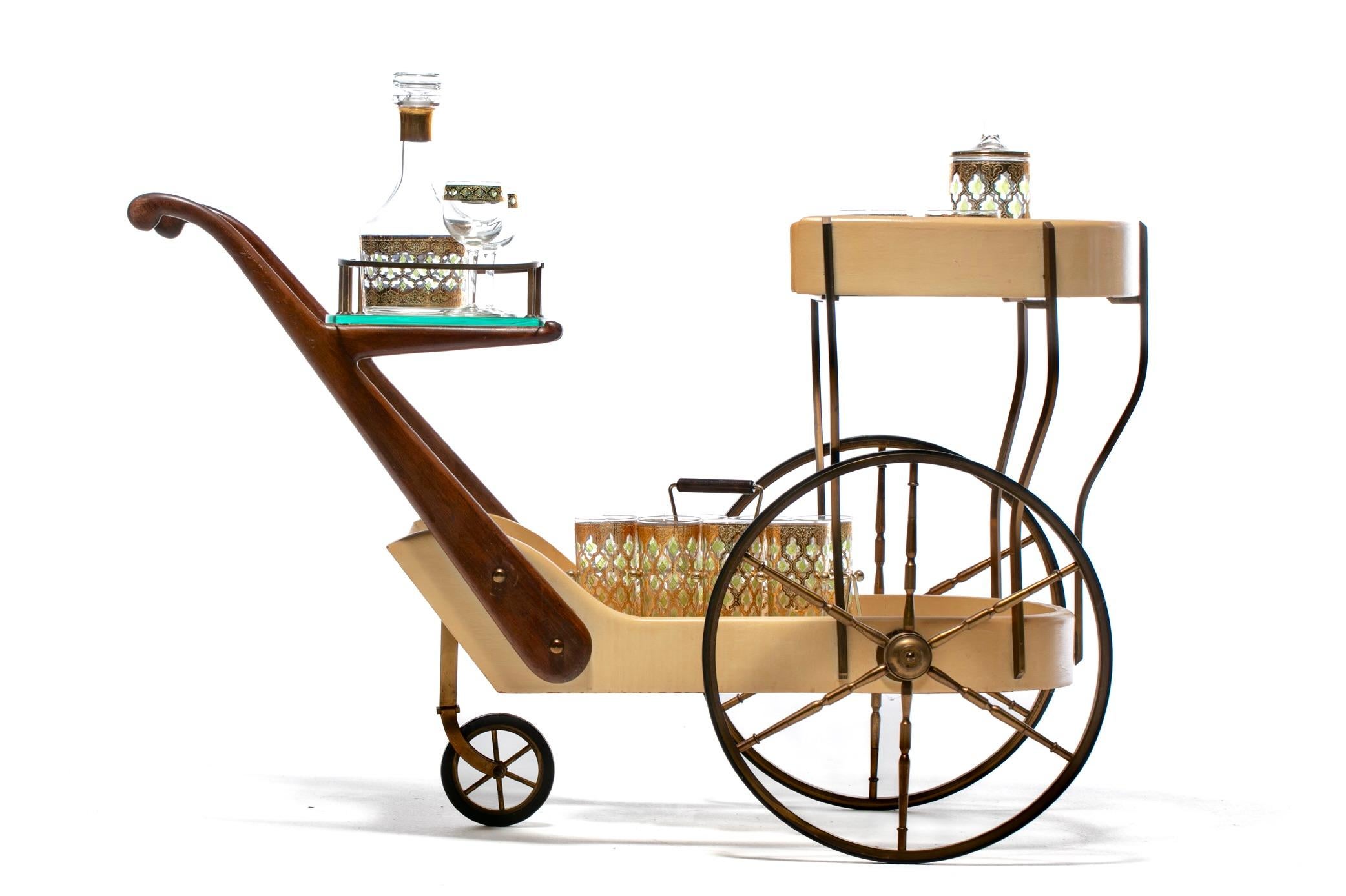 Elegante y señorial carrito de bar de los años 60, de piel de cabra marfil lacada y latón, importado de Italia y diseñado por Alto Tura, el maestro del pergamino. Icónicos y atemporales, los carros de bar Aldo Tura ofrecen un estilo europeo clásico.