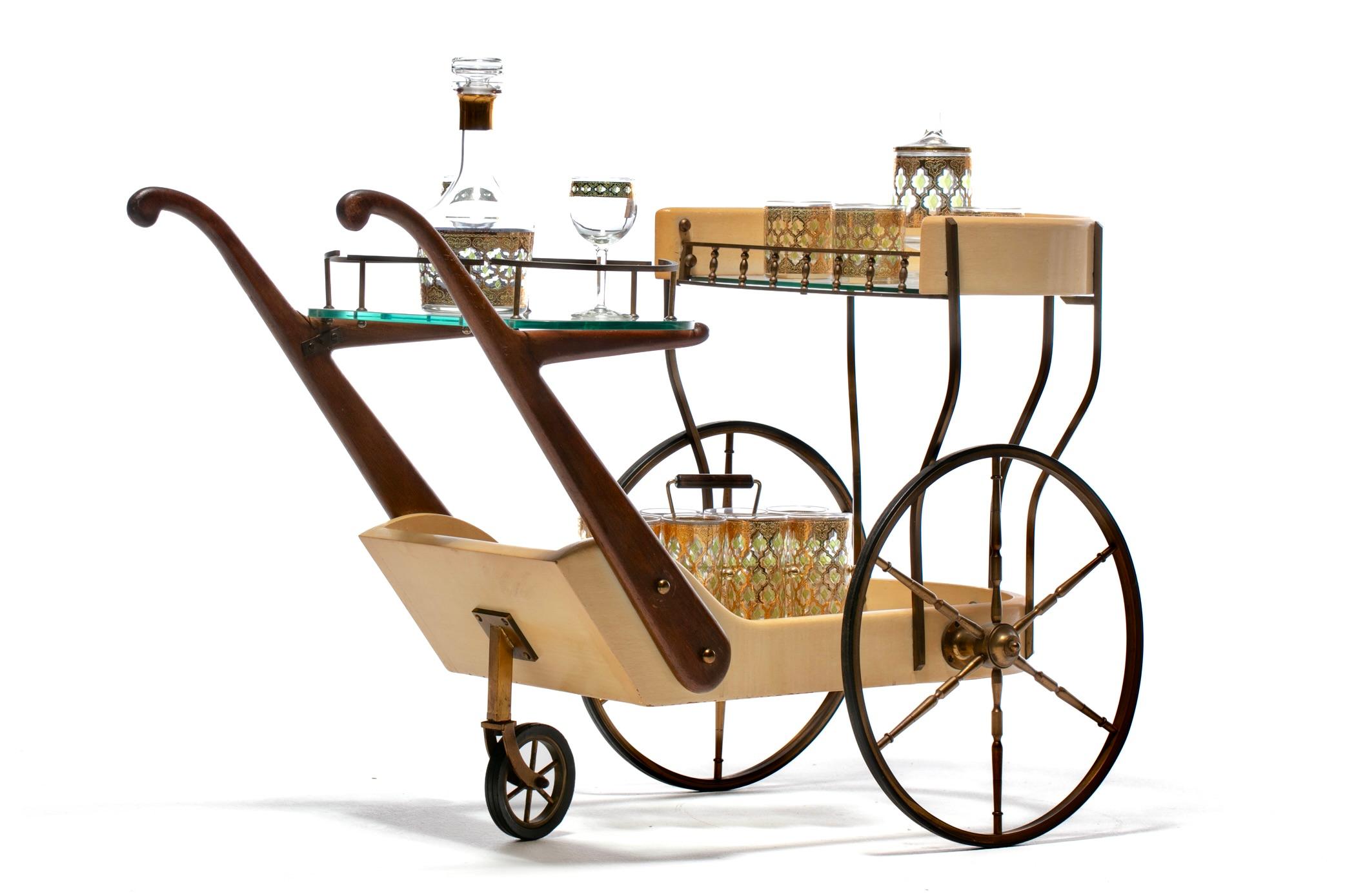 Carrito de bar italiano de mediados del siglo XX en piel de cabra crema marfil de Aldo Tura c. 1965 Moderno de mediados de siglo en venta