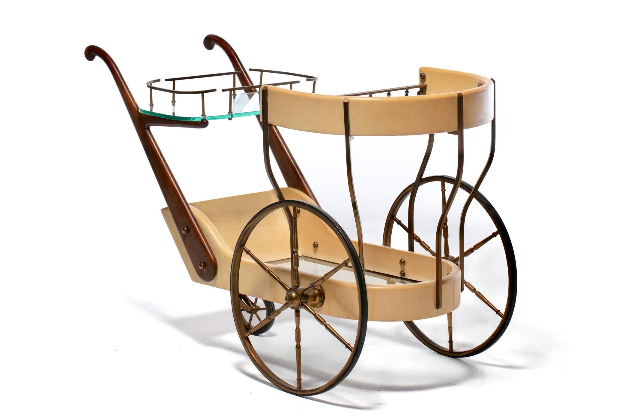 Carrito de bar italiano de mediados del siglo XX en piel de cabra crema marfil de Aldo Tura c. 1965 en venta 2