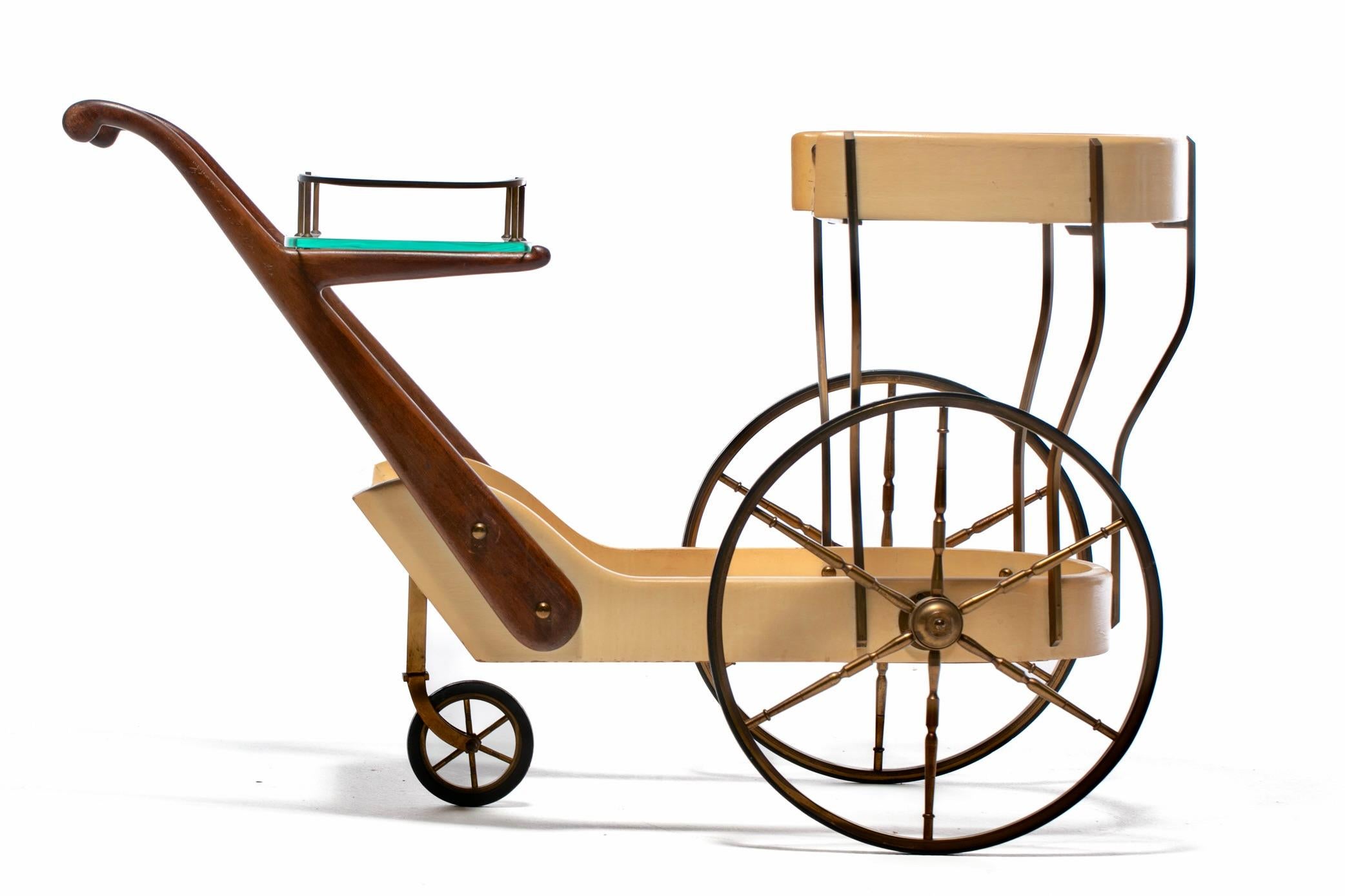 Carrito de bar italiano de mediados del siglo XX en piel de cabra crema marfil de Aldo Tura c. 1965 en venta 3