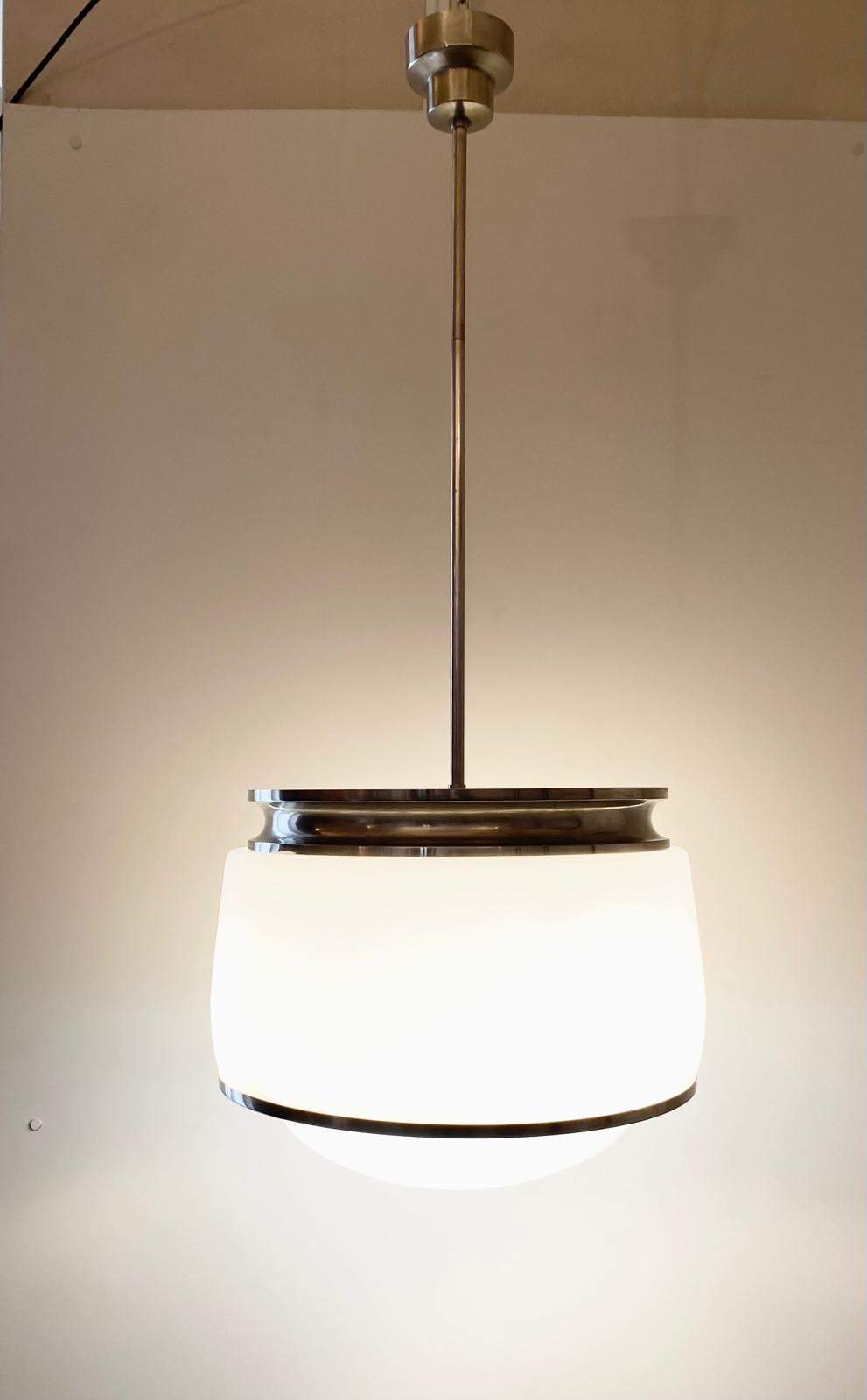 Italian Kappa ceiling pendant by Sergio Mazza Artemide, 1960
Rare stem-suspension lamp in matte nickel-plated brass, designed by Sergio Mazza for Artemide, dating to 1960. Upper shade in white opal glass and lower shade in pressed crystal, with