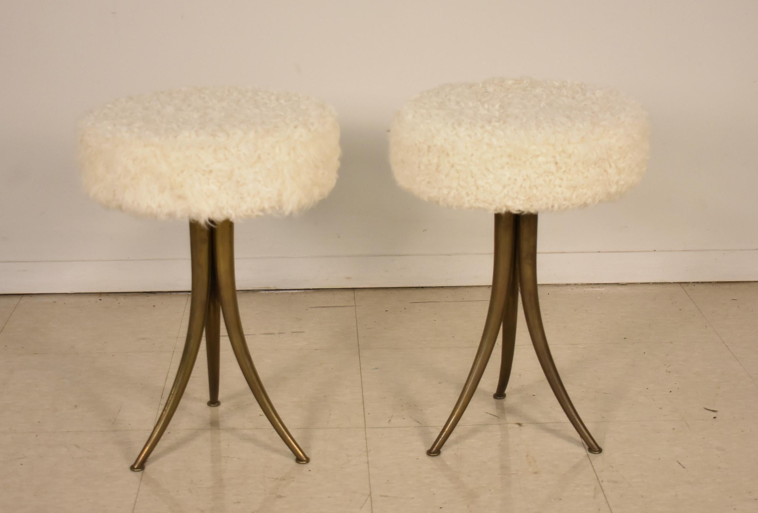 Coppia di eleganti sgabelli MCM con sedute rivestite in lana d'agnello e basi a treppiede in ottone. Realizzato in Italia, anni '60. Condizioni eccellenti. 13