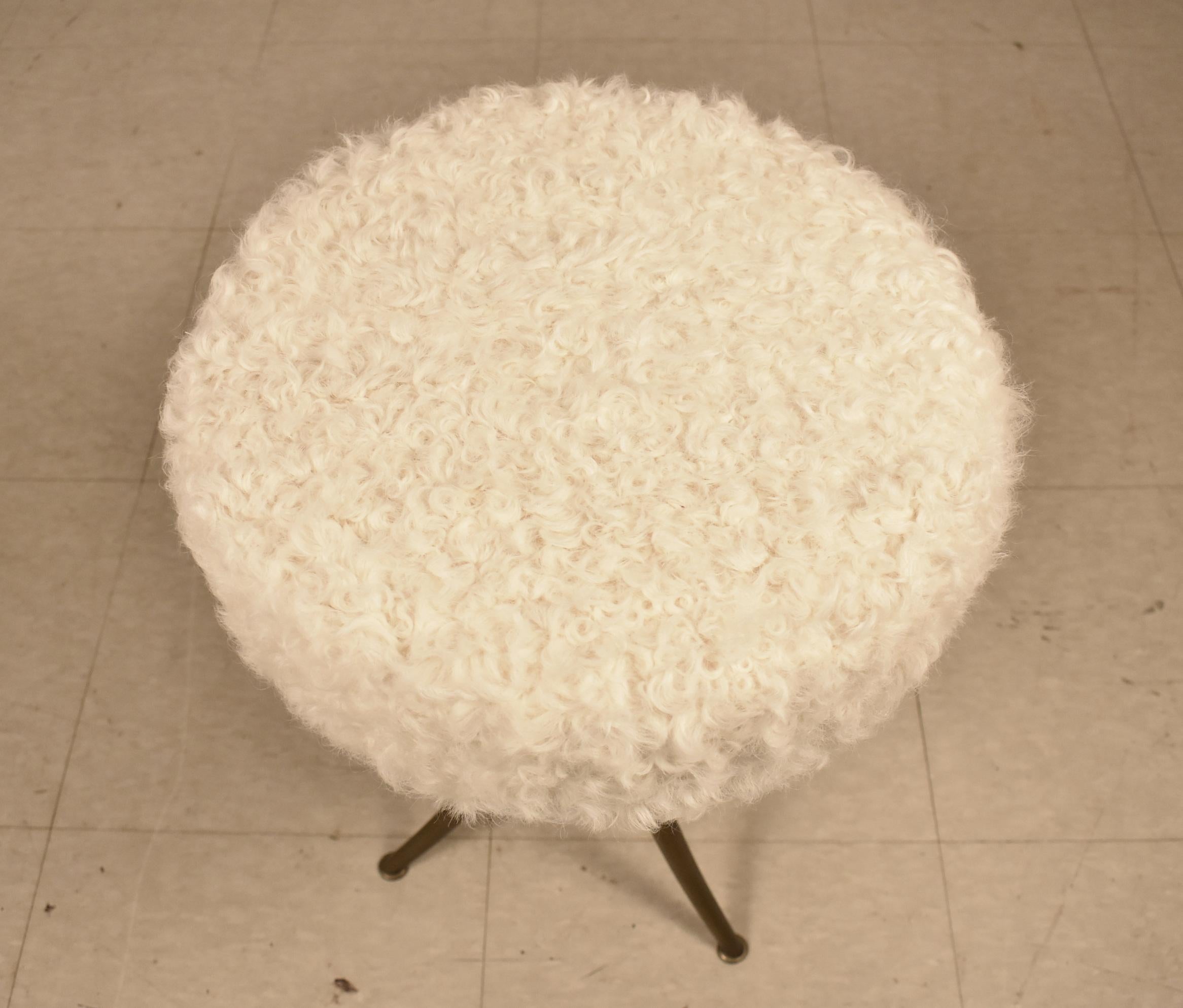 Mid-Century moderno Sgabelli italiani di metà secolo in lana d'agnello e ottone, anni '60 in vendita