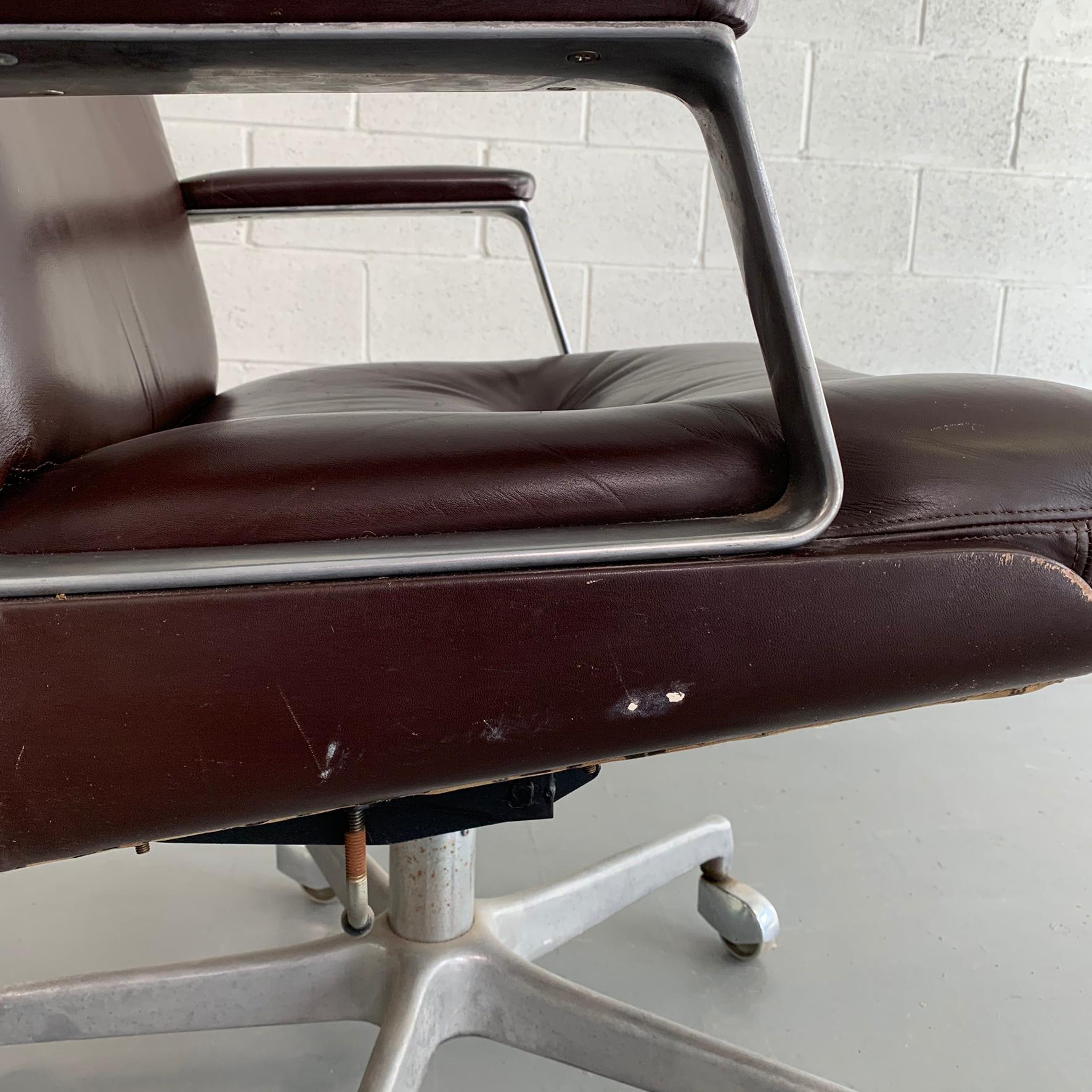 Italian Mid-Century Modern Leather High Back Executive Office Armchair In Good Condition In Brooklyn, NY