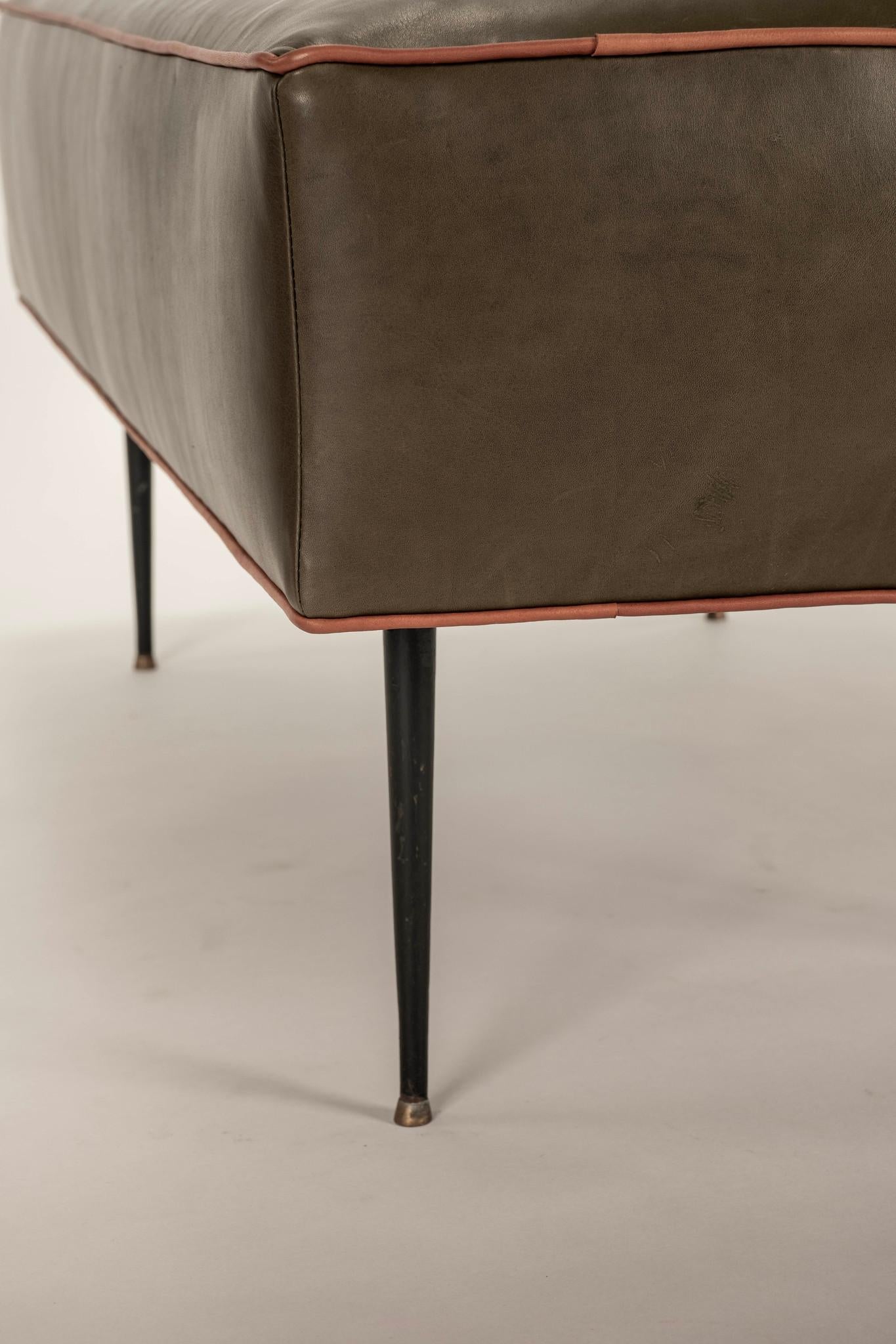 Settee italienne moderne du milieu du siècle dernier en vente 4