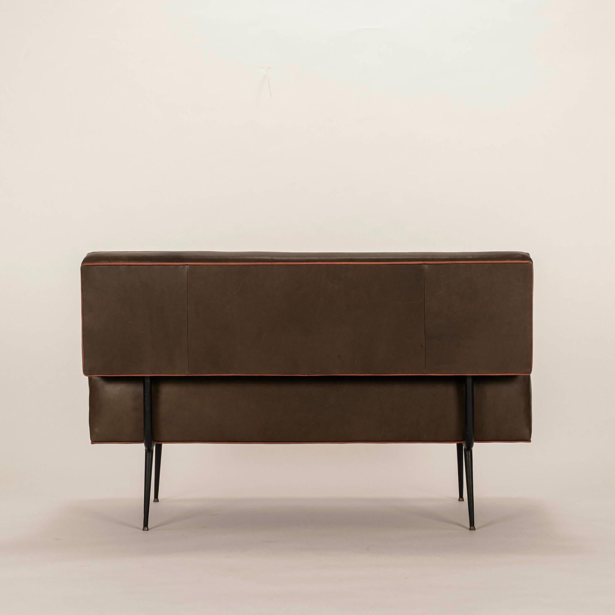 Settee italienne moderne du milieu du siècle dernier Bon état - En vente à Houston, TX