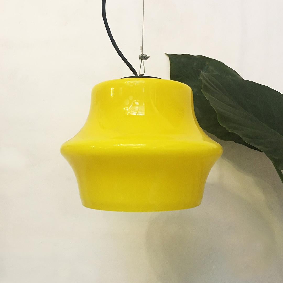 Italian Mid-Century Modern lemon yellow glass chandelier, 1960s
lemon yellow suspension glass chandelier, diffused light and black painted aluminum lamp holder,
circa 1960
Perfect condition, new electrical system.
Measures: 35 x 23 H cm.