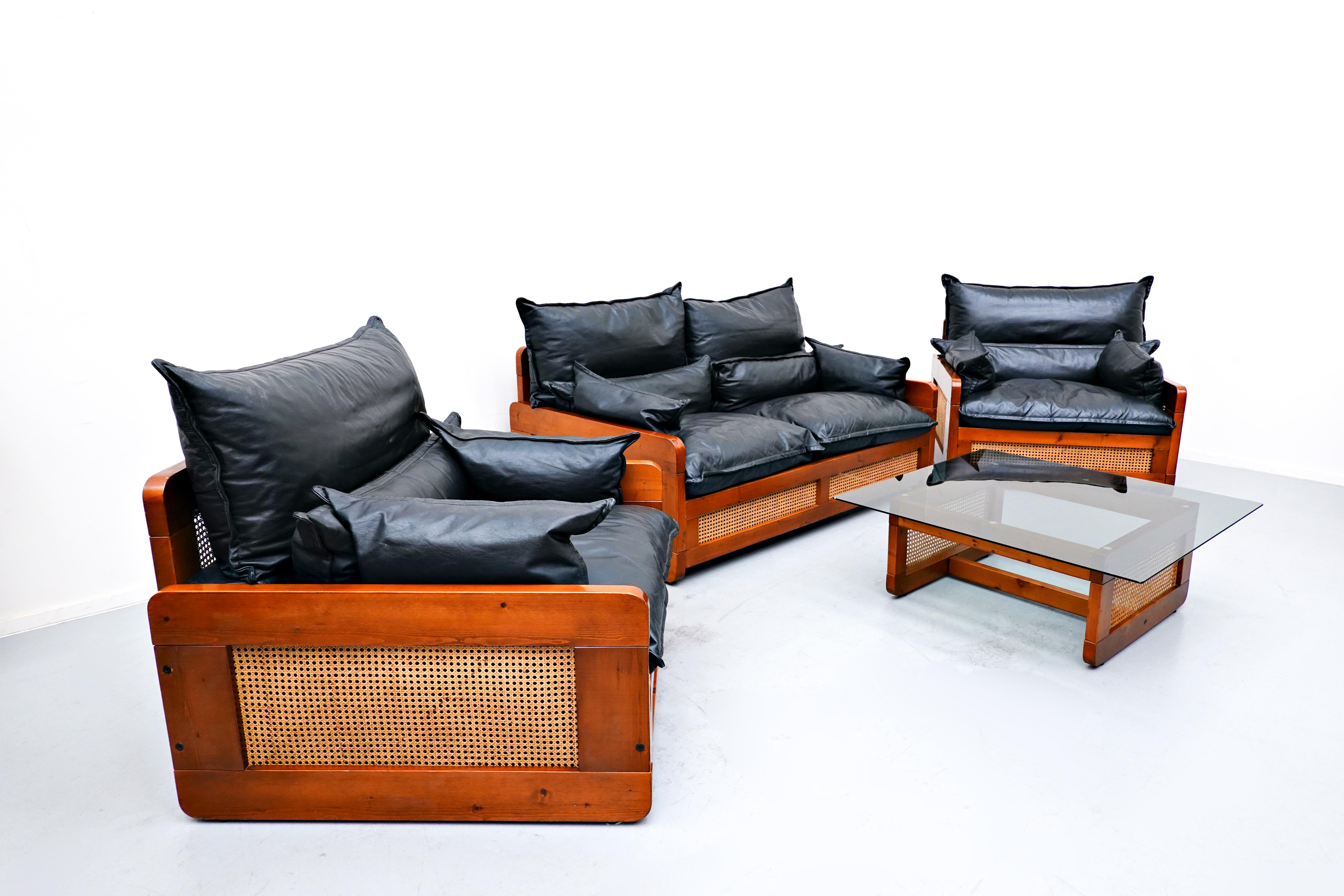 Italian Mid-Century Modern Black Leather Living Room Set, 1970s In Good Condition For Sale In Brussels, BE