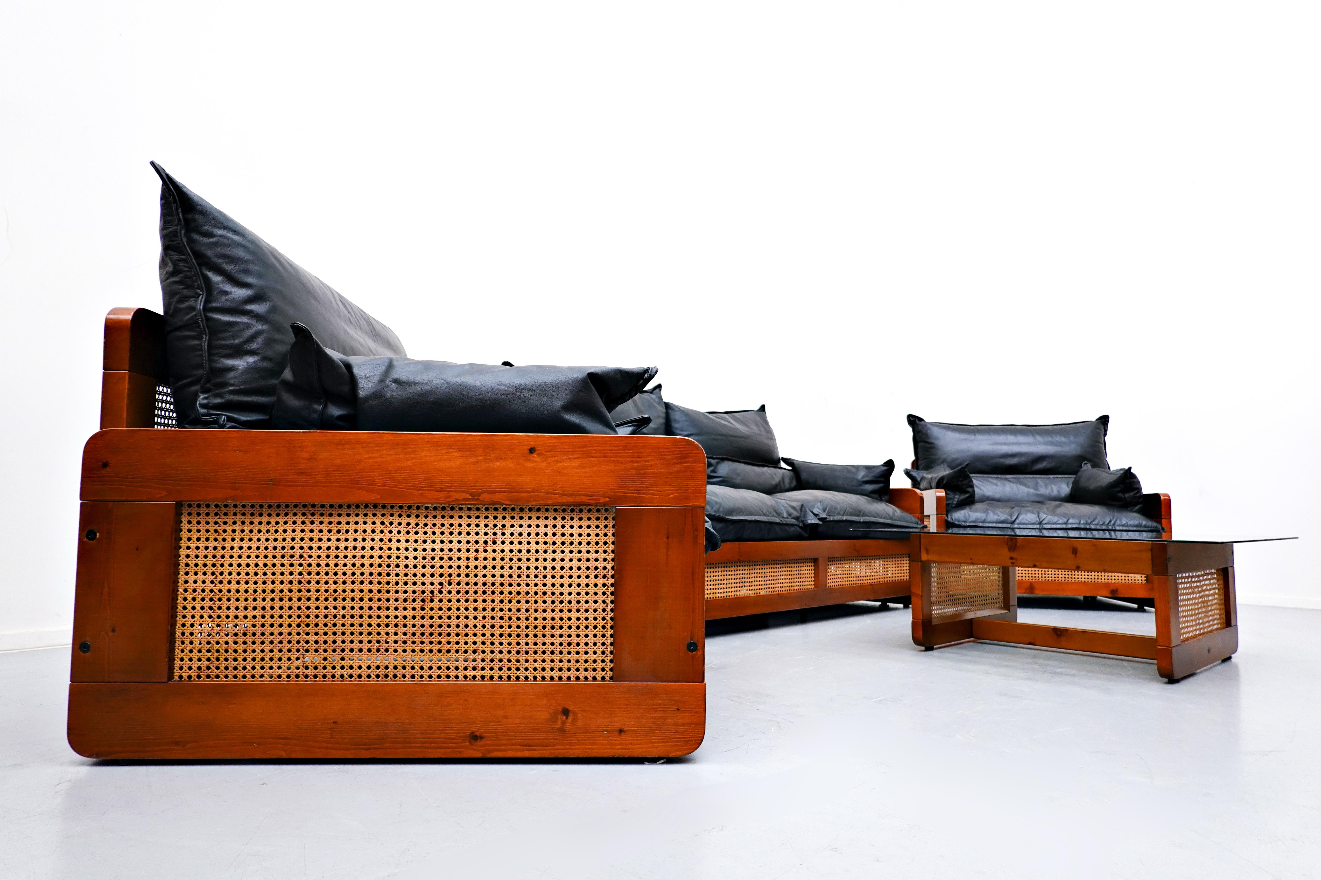 Late 20th Century Italian Mid-Century Modern Black Leather Living Room Set, 1970s For Sale