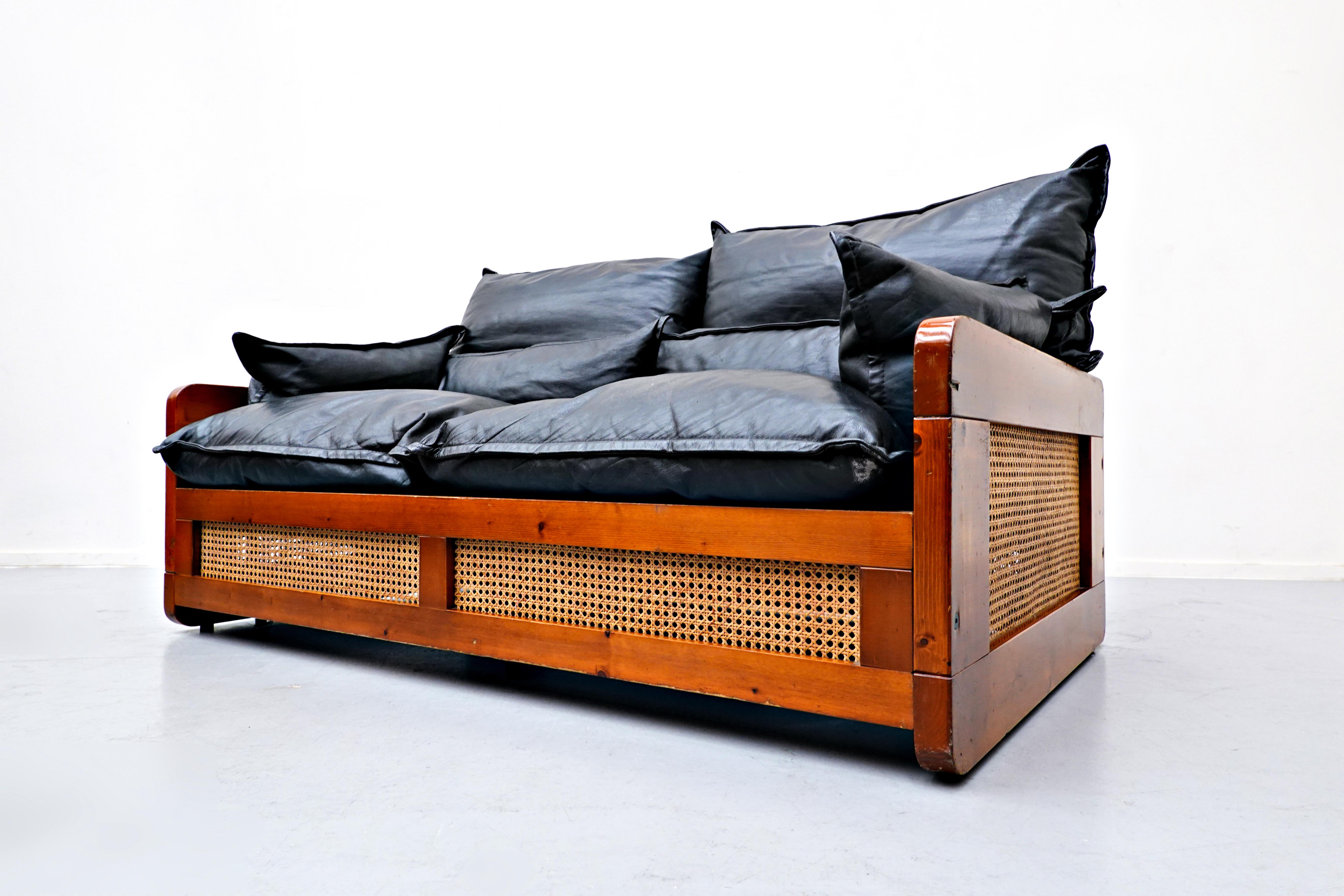 Ensemble de salon italien en cuir noir de style The Moderns, années 1970 en vente 4