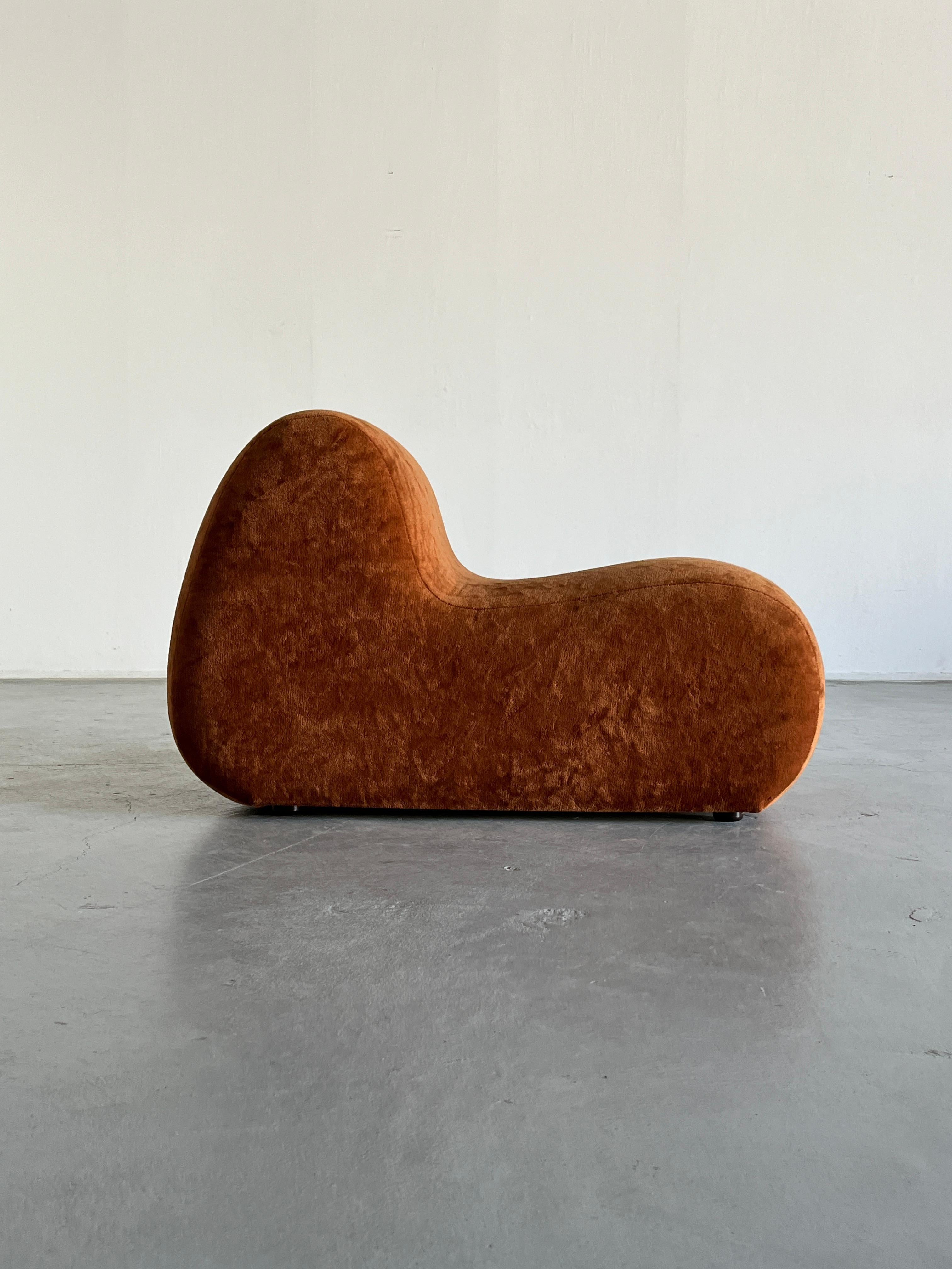 Mid-Century Modern Italian Mid-Century-Modern Lounge Chair or Club Chair in Velvet Fabric, 1970s