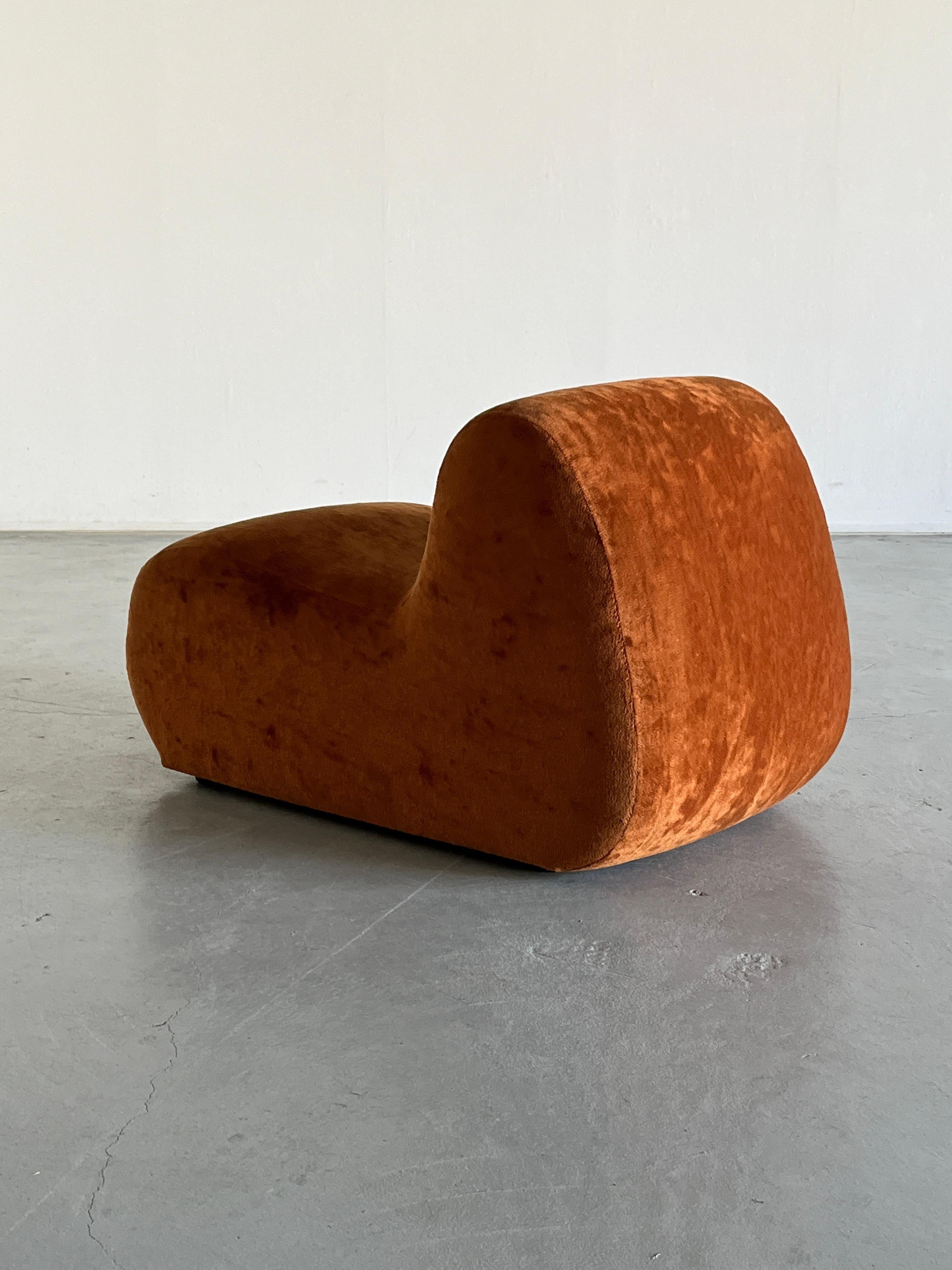 Late 20th Century Italian Mid-Century-Modern Lounge Chair or Club Chair in Velvet Fabric, 1970s