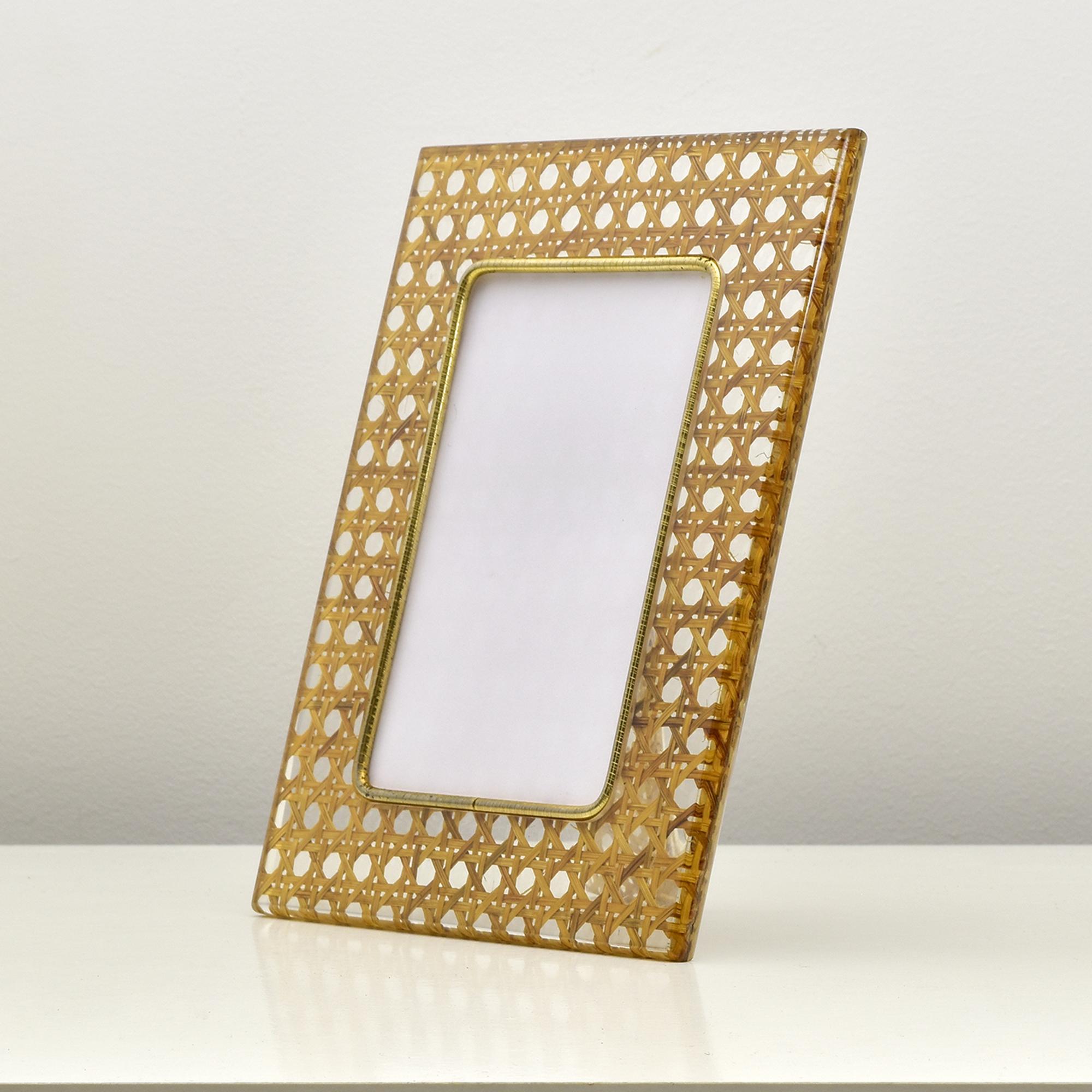 Questa raffinata cornice italiana Mid-Century Modern combina cromo, lucite e rattan in un design sofisticato che ricorda l'estetica senza tempo di Christian Dior. Realizzato con attenzione ai dettagli, fonde perfettamente l'eleganza con la