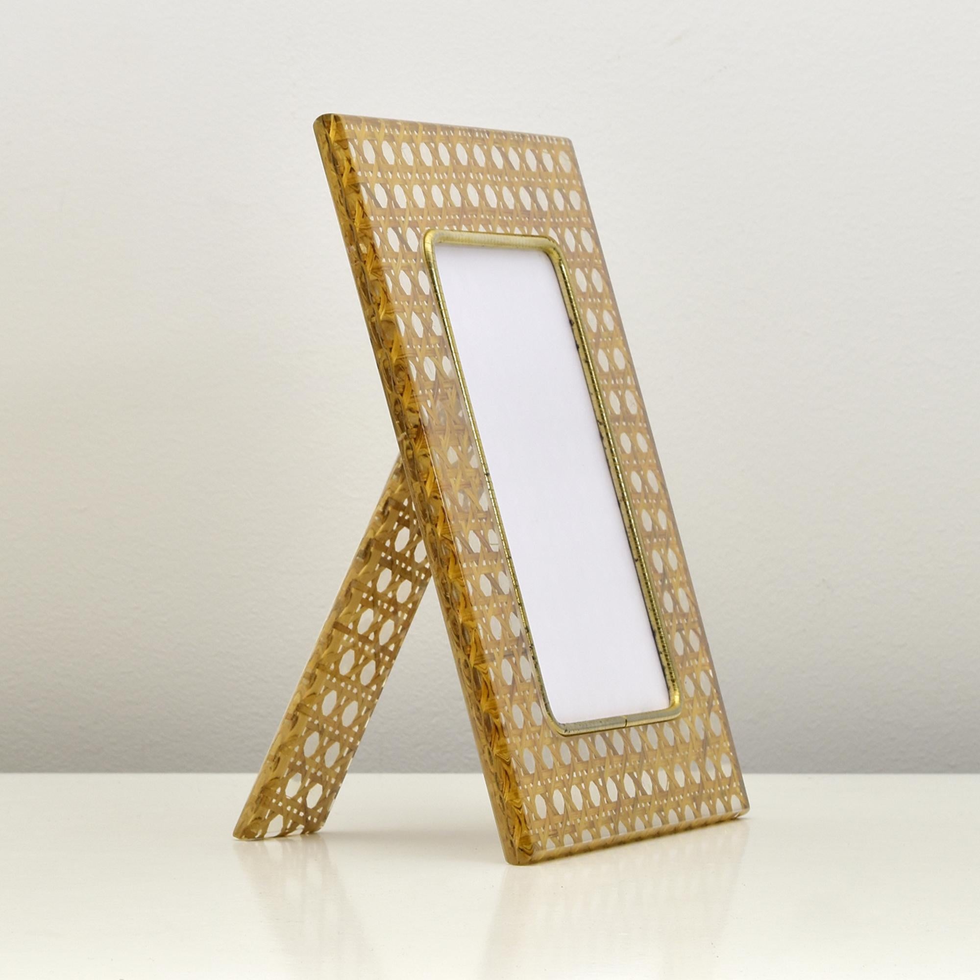 Italiano Cornice italiana di metà secolo in lucite e rattan in stile Christian Dior