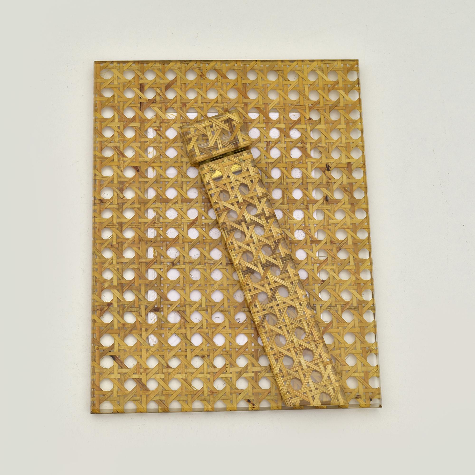 Fine XX secolo Cornice italiana di metà secolo in lucite e rattan in stile Christian Dior