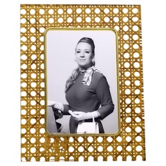 Cornice italiana di metà secolo in lucite e rattan in stile Christian Dior