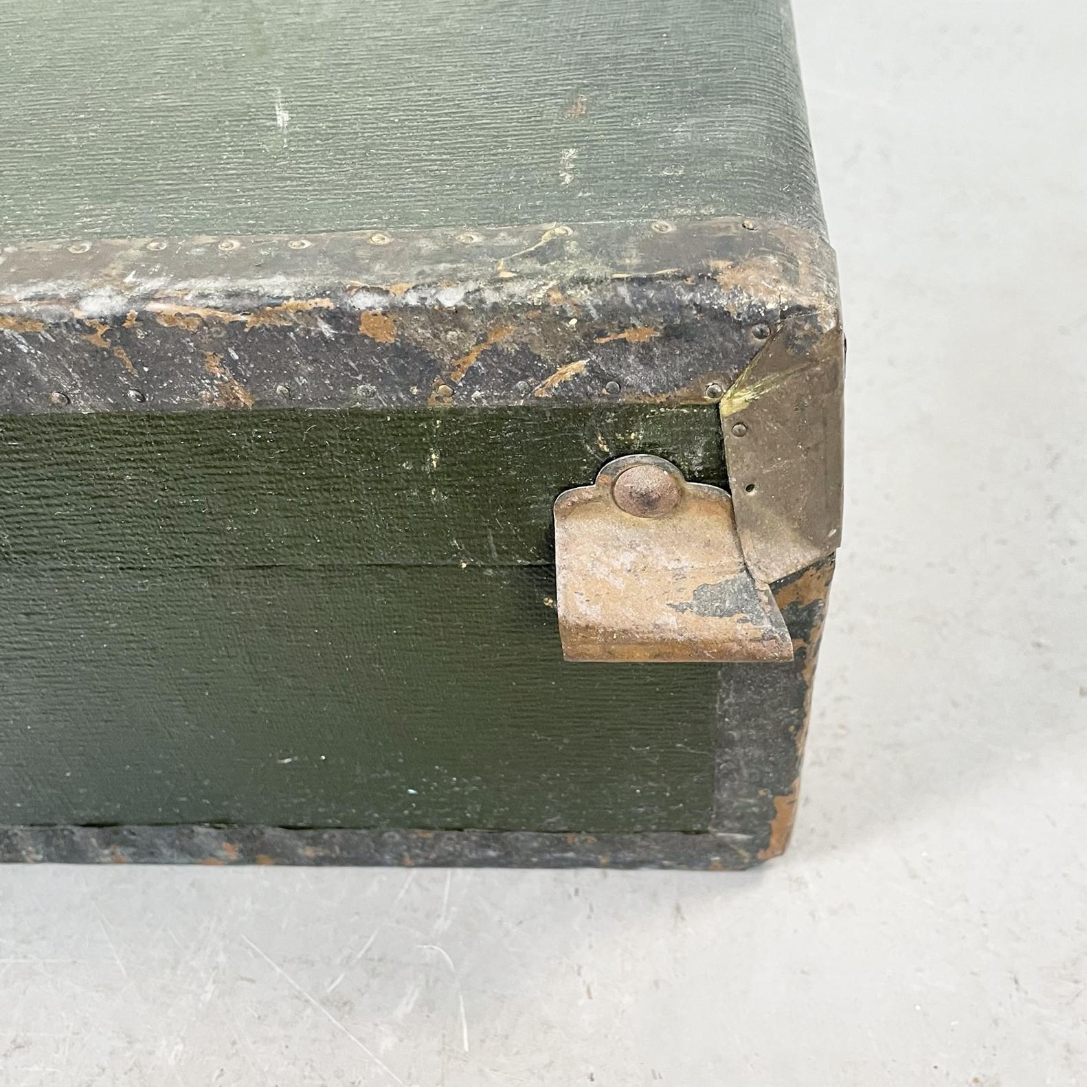 Italian Mid-Century Modern Luggage in Green Leather with Beige Fabric, 1970s For Sale 9