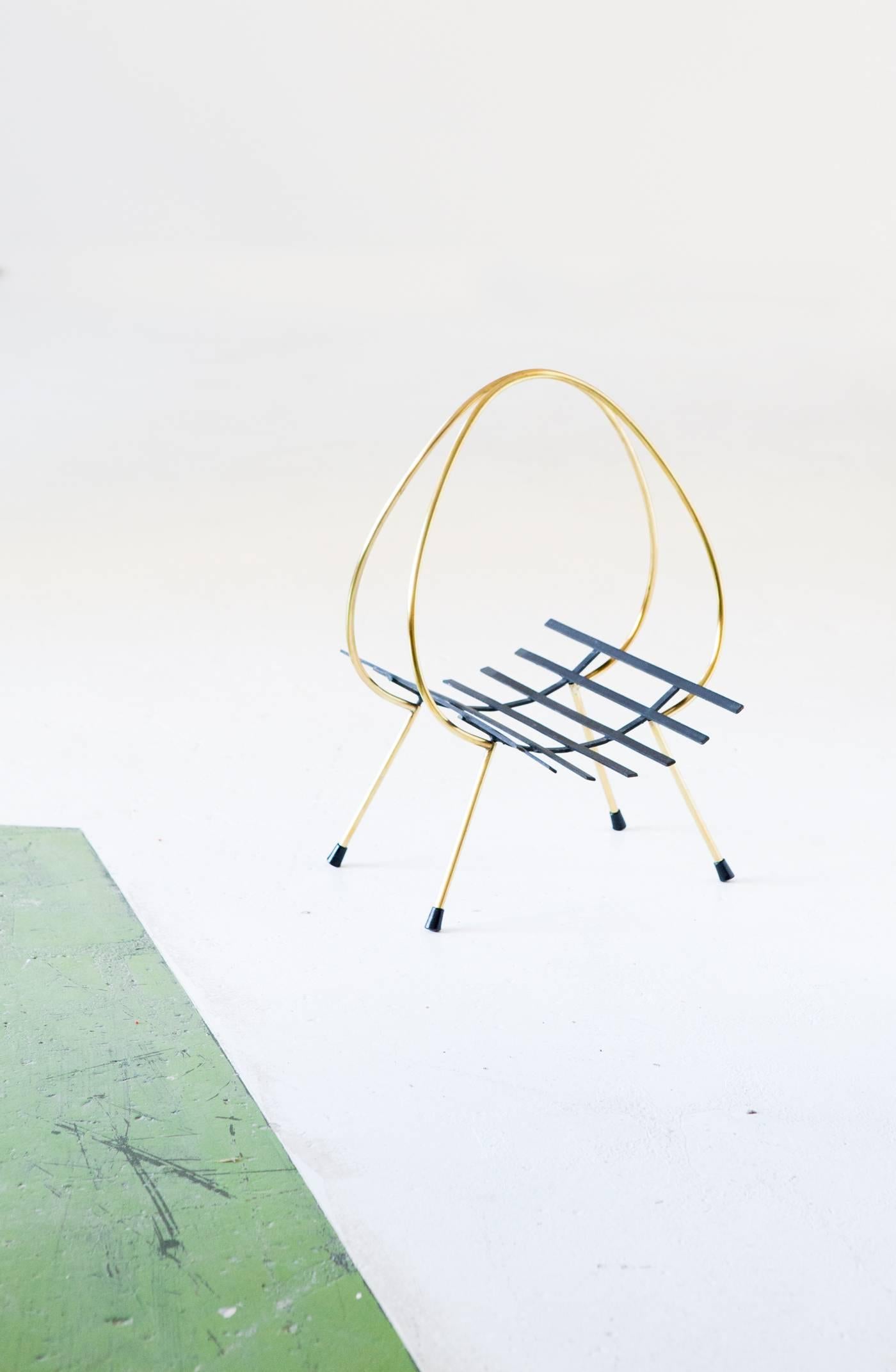 Magazine rack, manufactured in Italy in 1950s
Made of solid brass and black enameled iron
Completely restored.
 

 