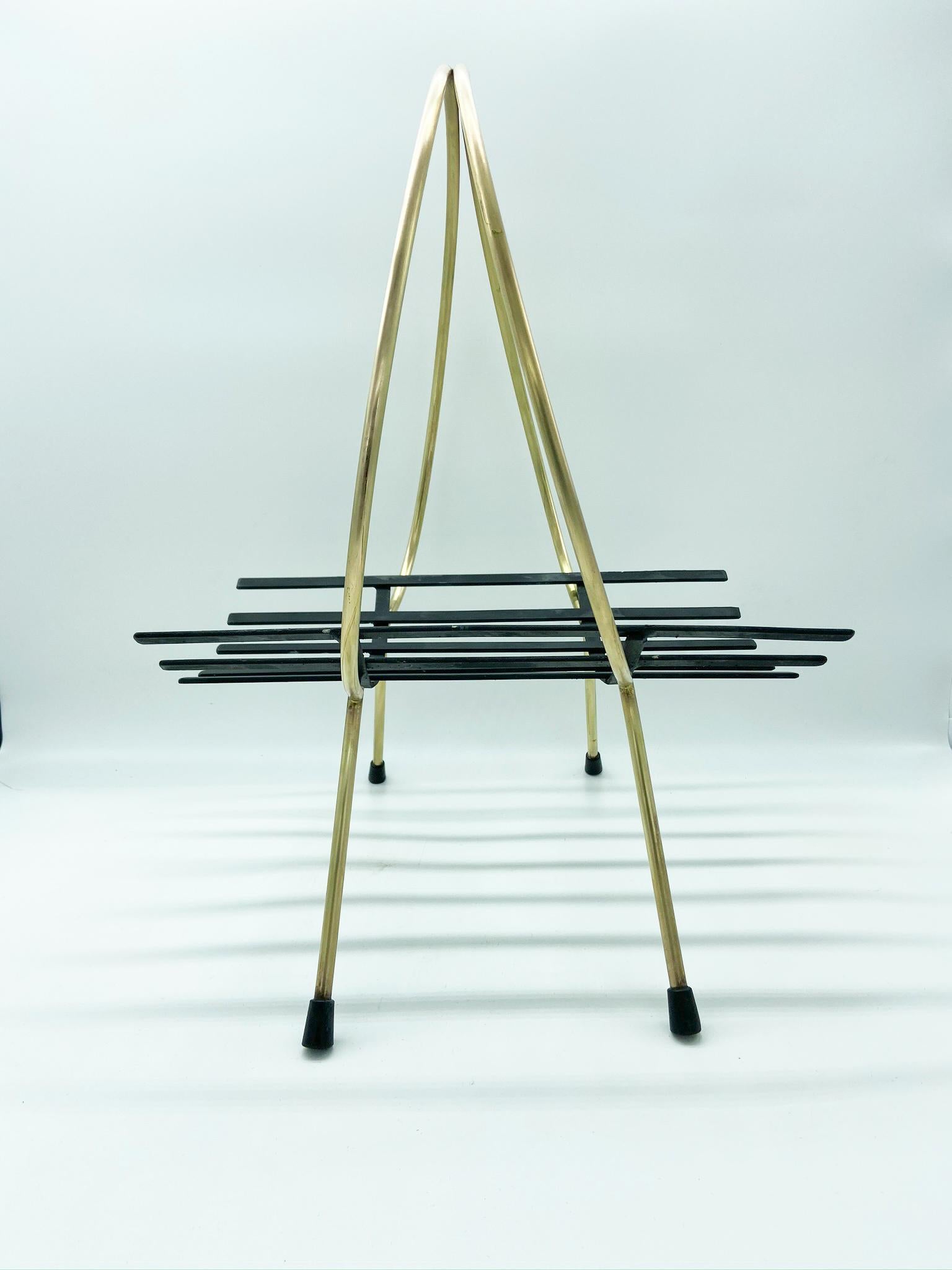 Magazine rack, manufactured in Italy in 1950s
Made of solid brass and black enameled iron.