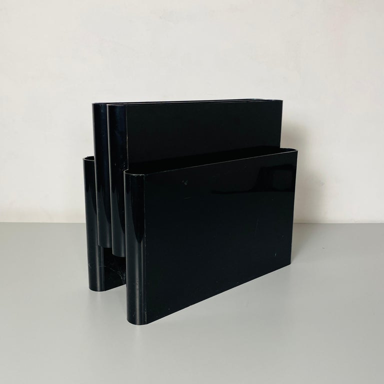 Italian Mid-Century Modern magazine rack by Giotto Stoppino for Kartell, 1970s
Black plastic magazine rack with four pockets by Giotto Stoppino for Kartell.

Good conditions

Measures: 41.5 x 19,5 x 35H cm.