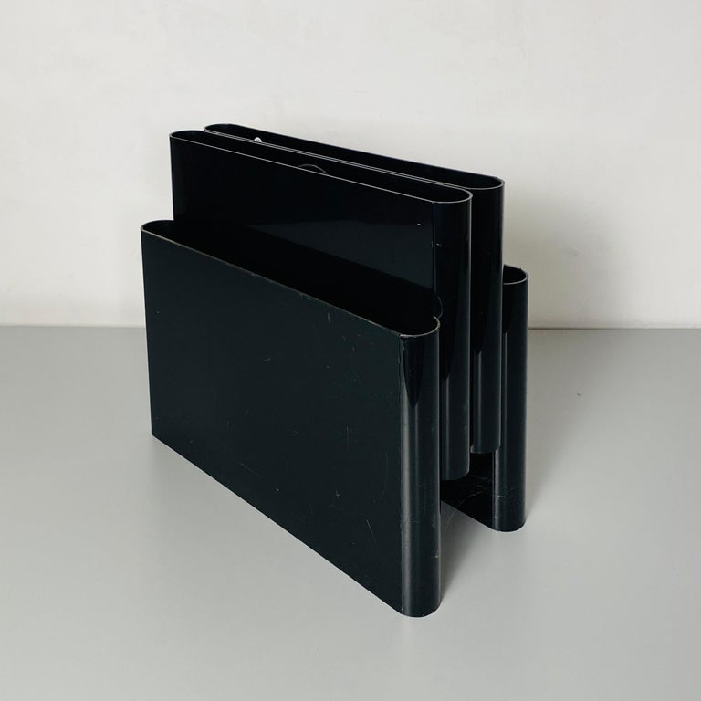 Plastic Italian Mid-Century Modern Magazine Rack by Giotto Stoppino for Kartell, 1970s For Sale