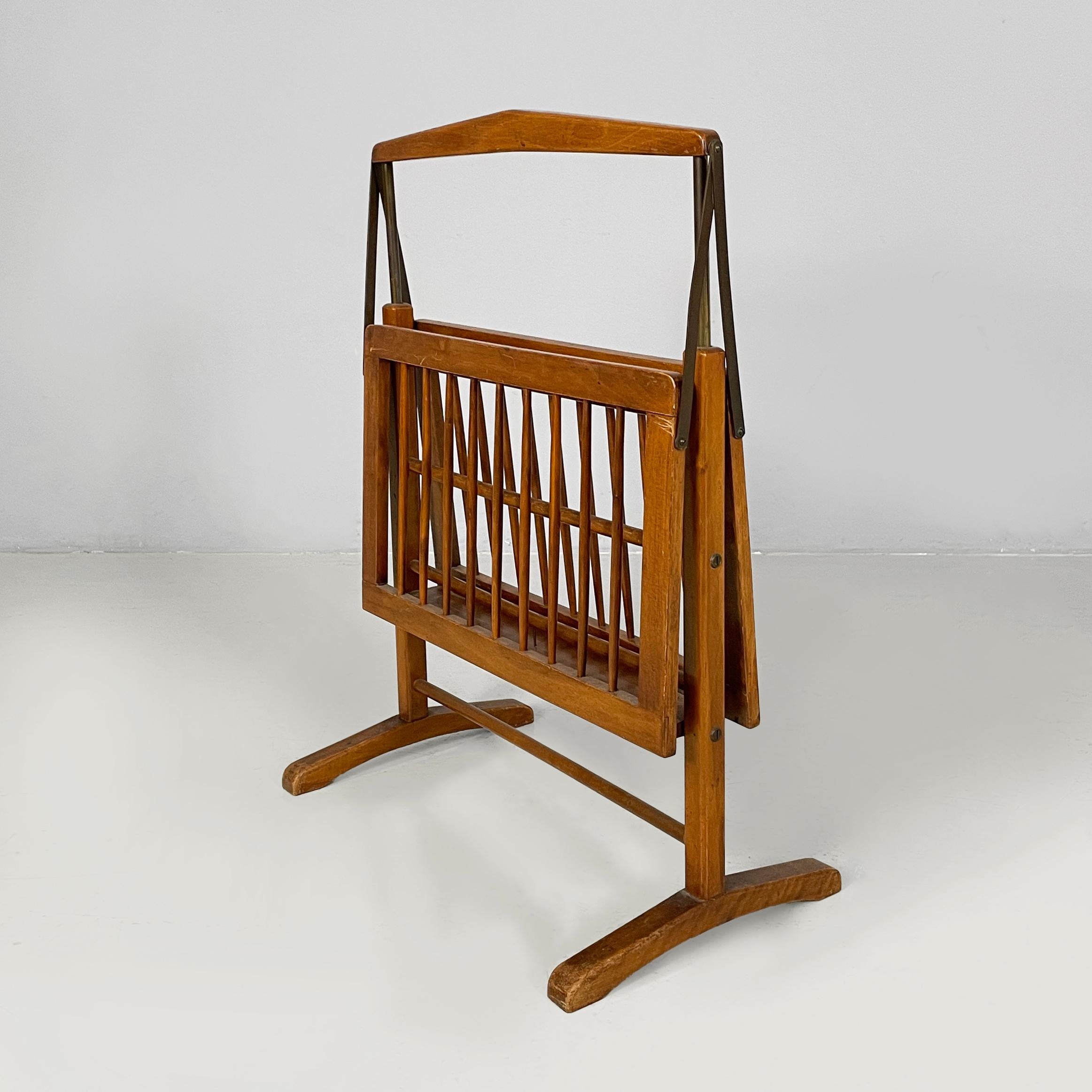 Portariviste italiano di metà secolo in legno e ottone brunito, anni '60
Portariviste in legno e ottone brunito. La struttura è composta da doghe a sezione rettangolare e rotonda. La maniglia centrale è dotata di un meccanismo per chiudere le due