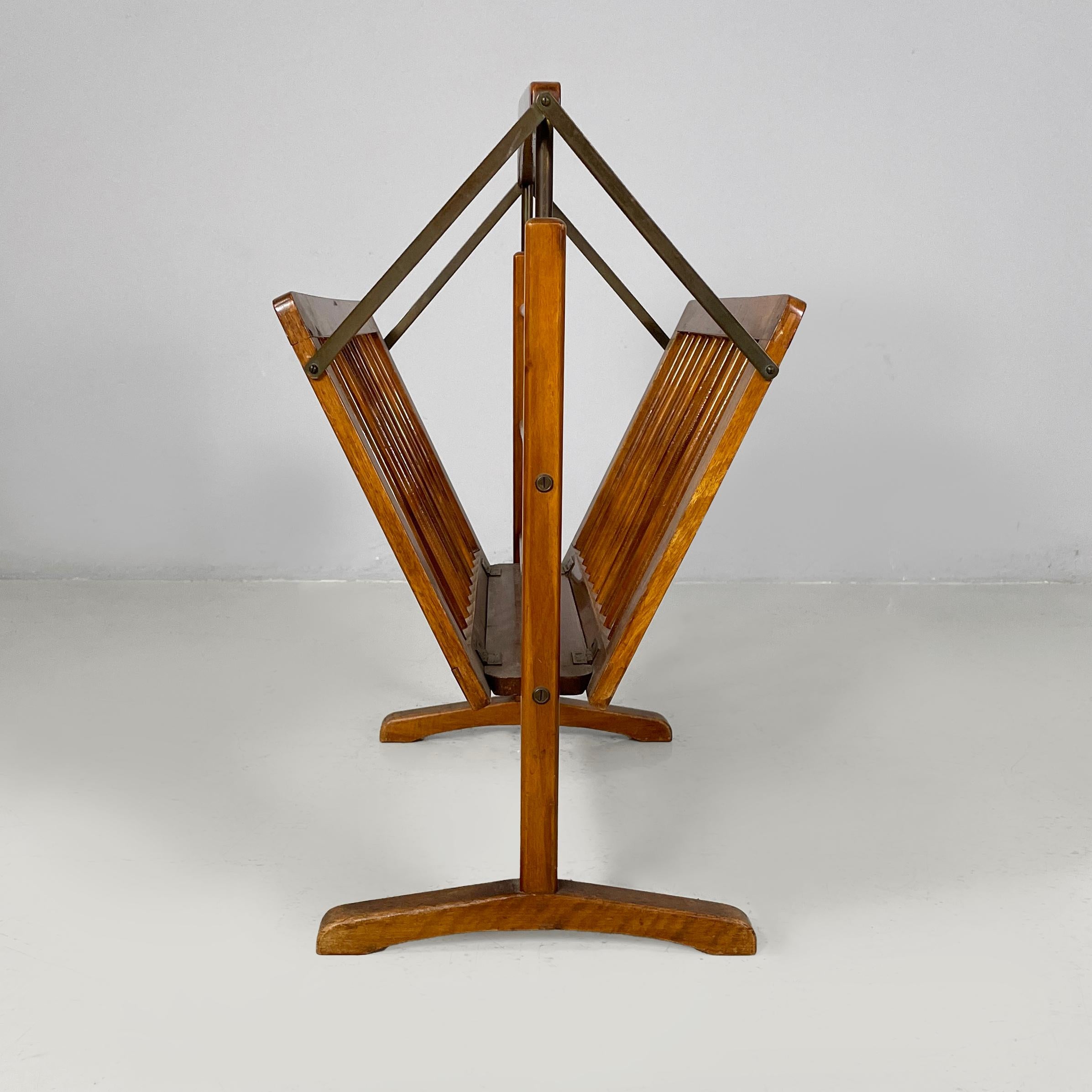 Italiano Portariviste italiano di metà secolo in legno e ottone brunito, anni '60 in vendita