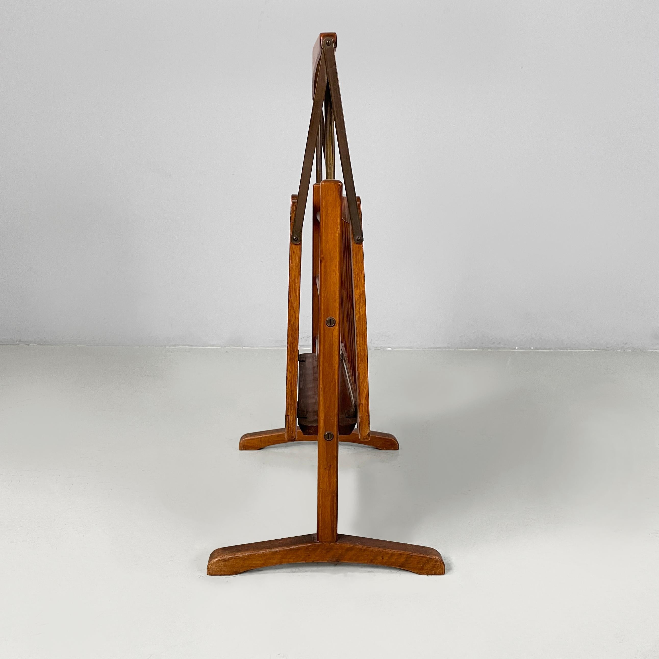 Portariviste italiano di metà secolo in legno e ottone brunito, anni '60 In condizioni buone in vendita a MIlano, IT