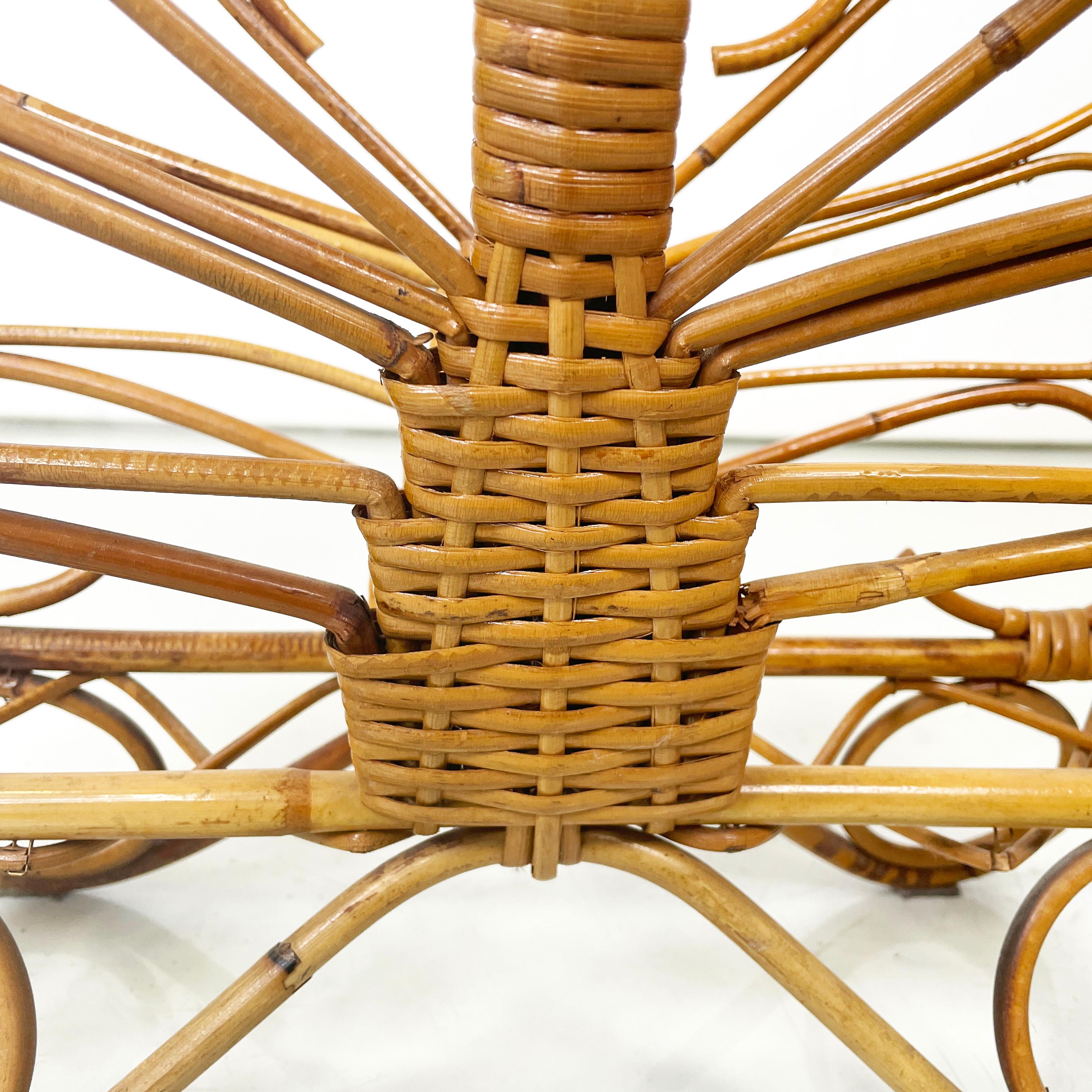 Italian mid-century modern Magazine rack in woven rattan with handle, 1960s For Sale 3