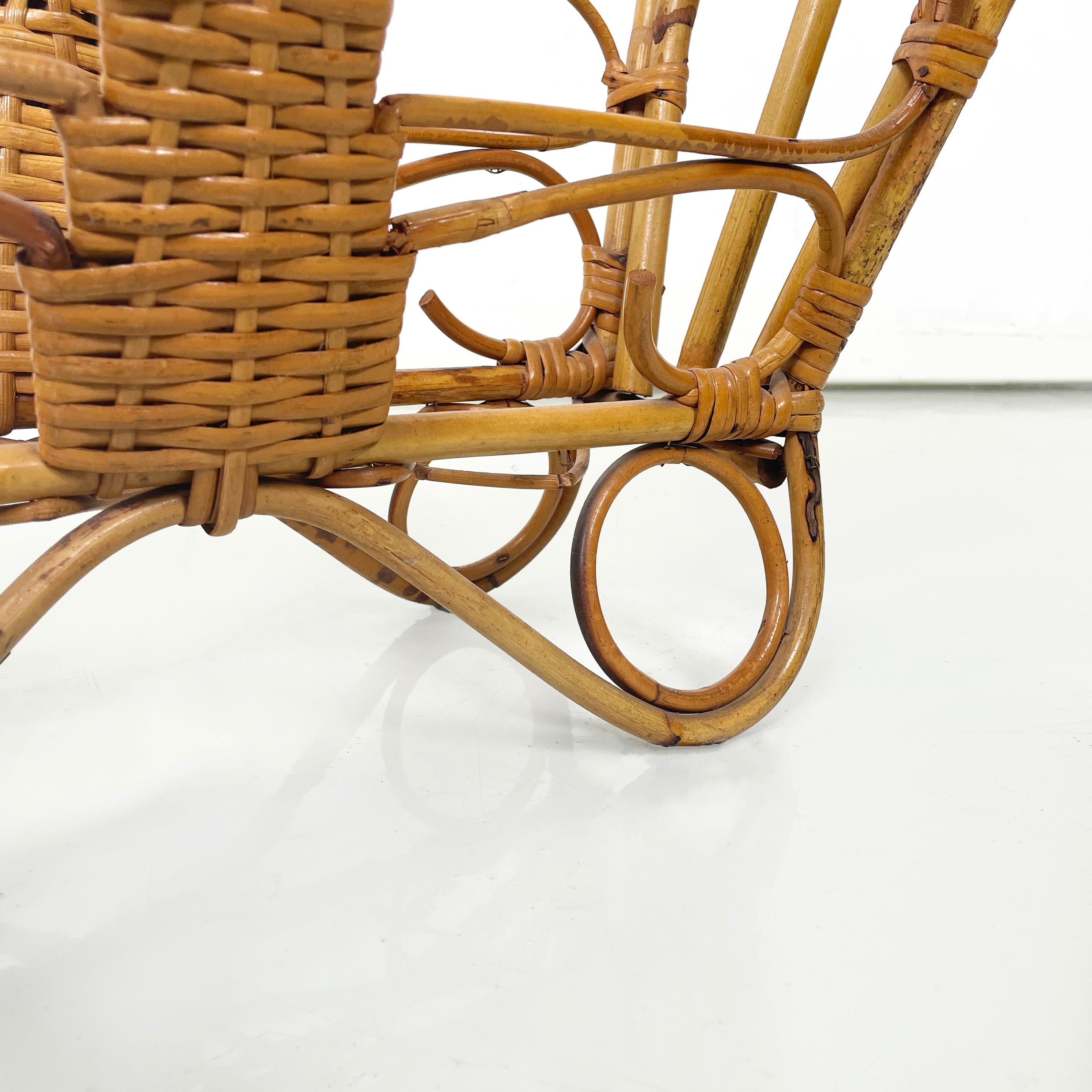Italian mid-century modern Magazine rack in woven rattan with handle, 1960s in vendita 4