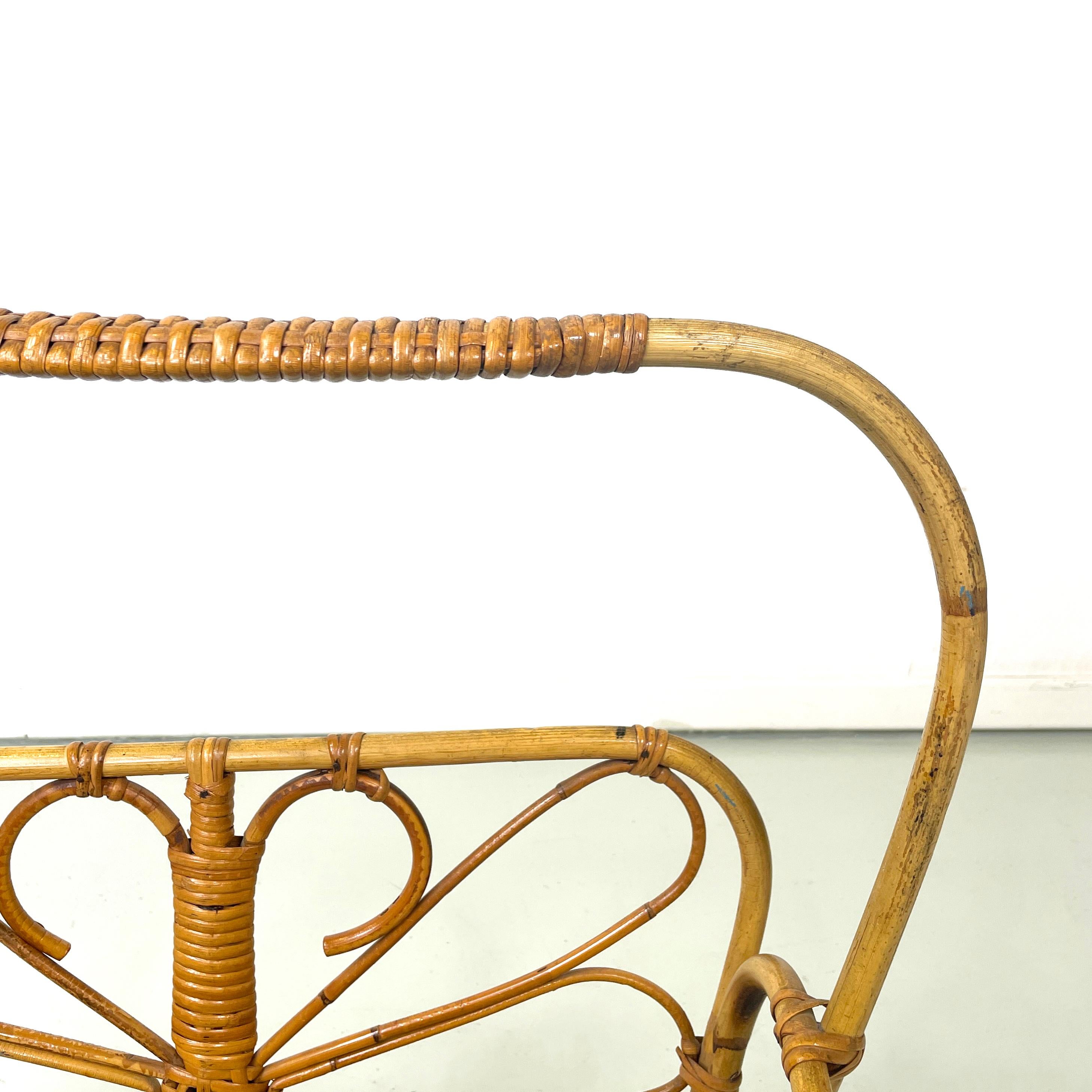 Italian mid-century modern Magazine rack in woven rattan with handle, 1960s In Good Condition For Sale In MIlano, IT