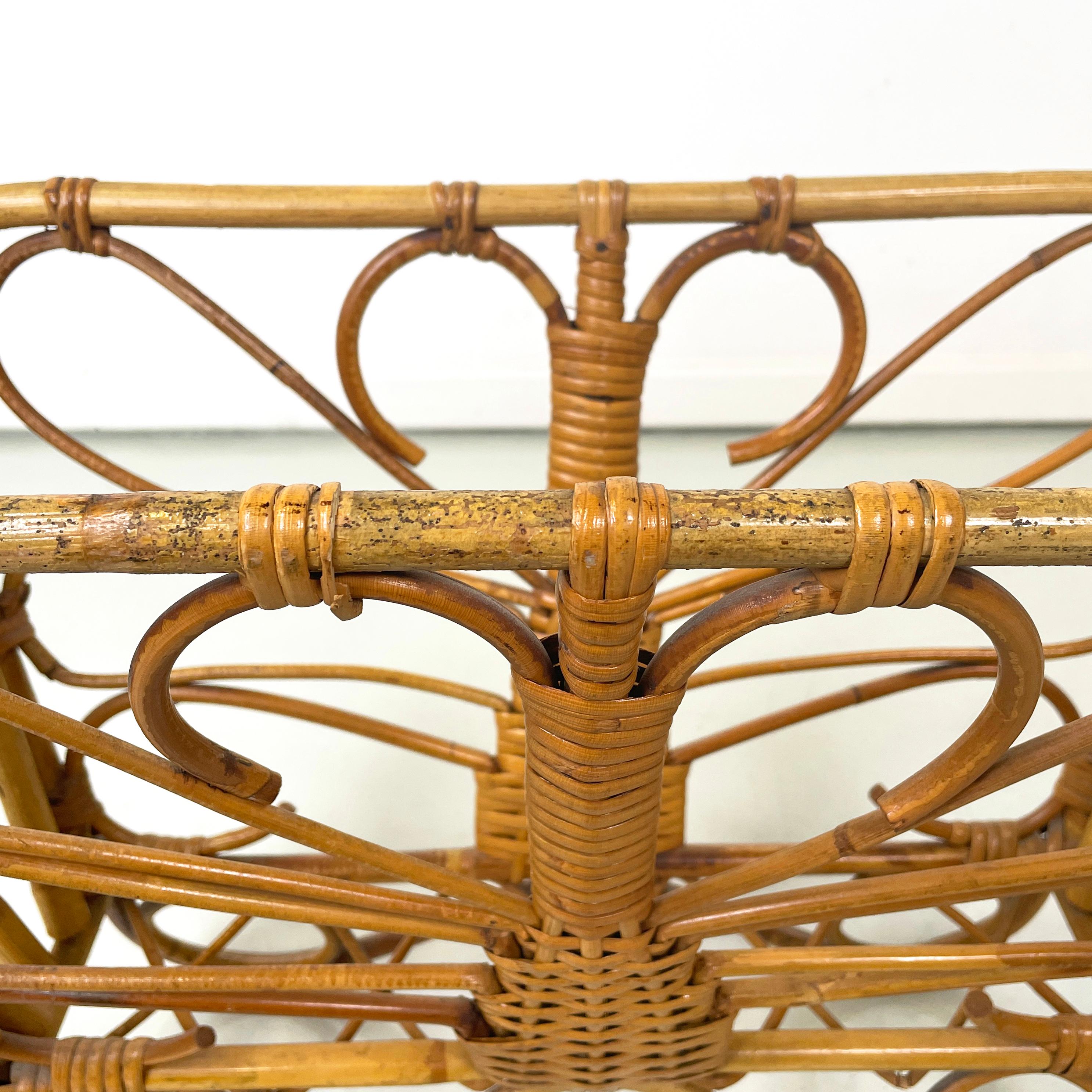 Italian mid-century modern Magazine rack in woven rattan with handle, 1960s For Sale 2