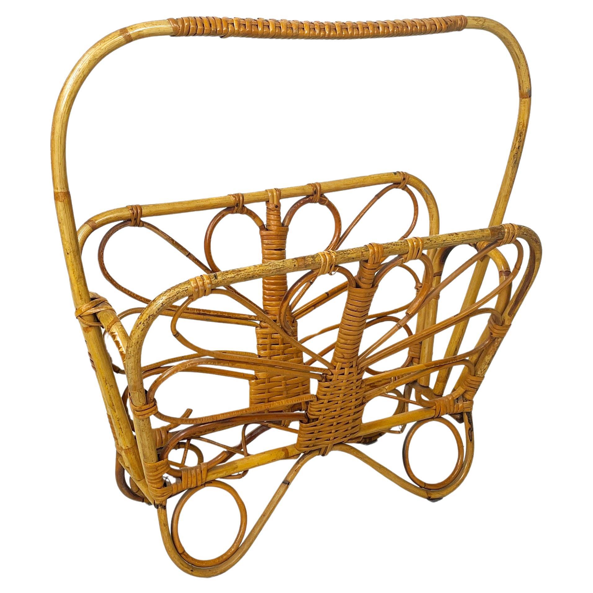 Italian mid-century modern Magazine rack in woven rattan with handle, 1960s For Sale