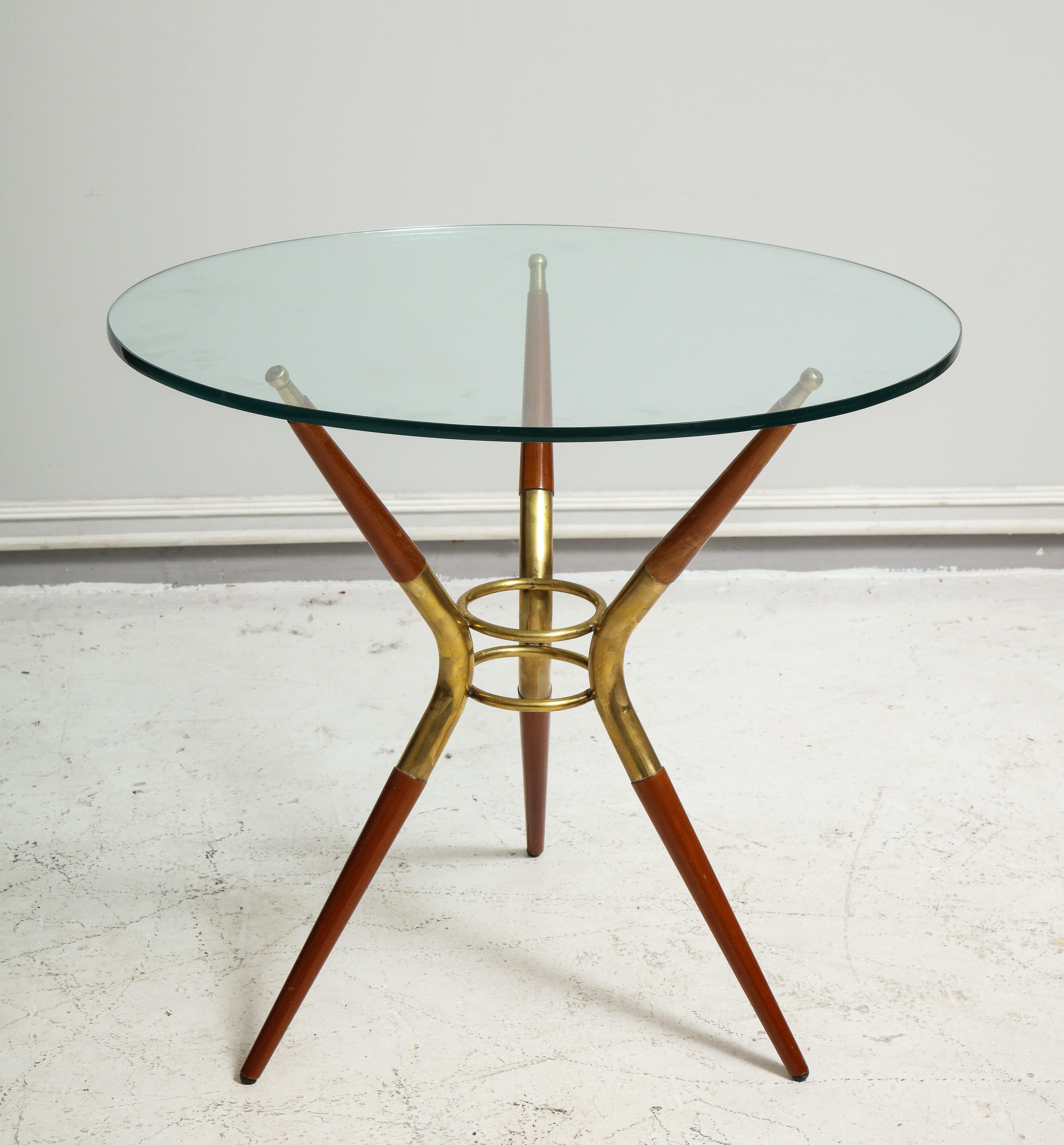 Table d'appoint italienne moderne du milieu du siècle en acajou et laiton 