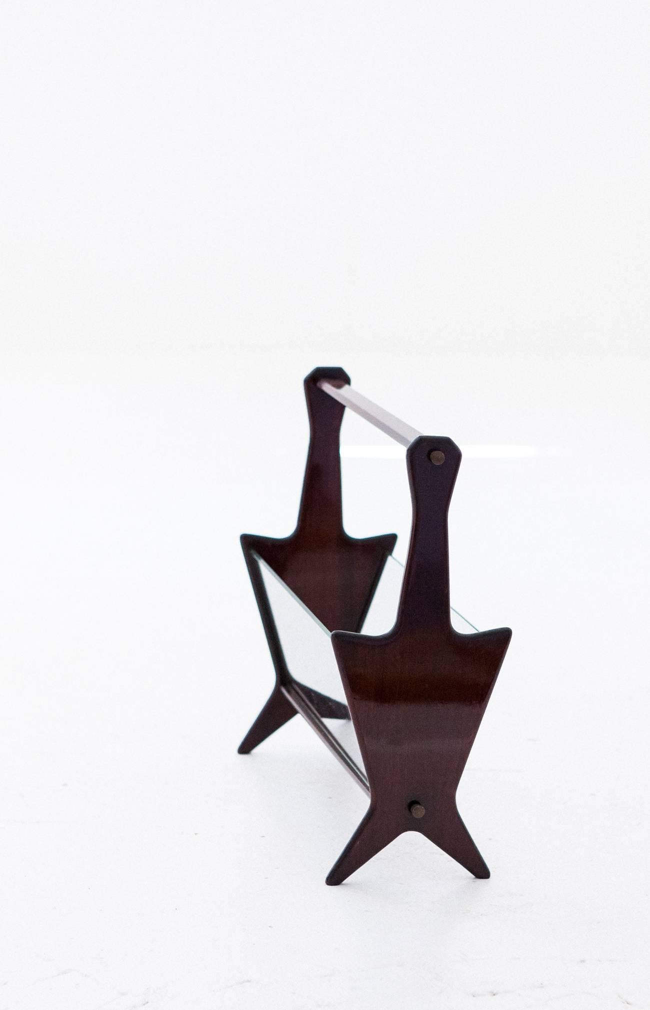 Magazine rack
Italian design attributed to Ico Parisi
Manufactured in 1950s
Mahogany wood, glass and brass details.