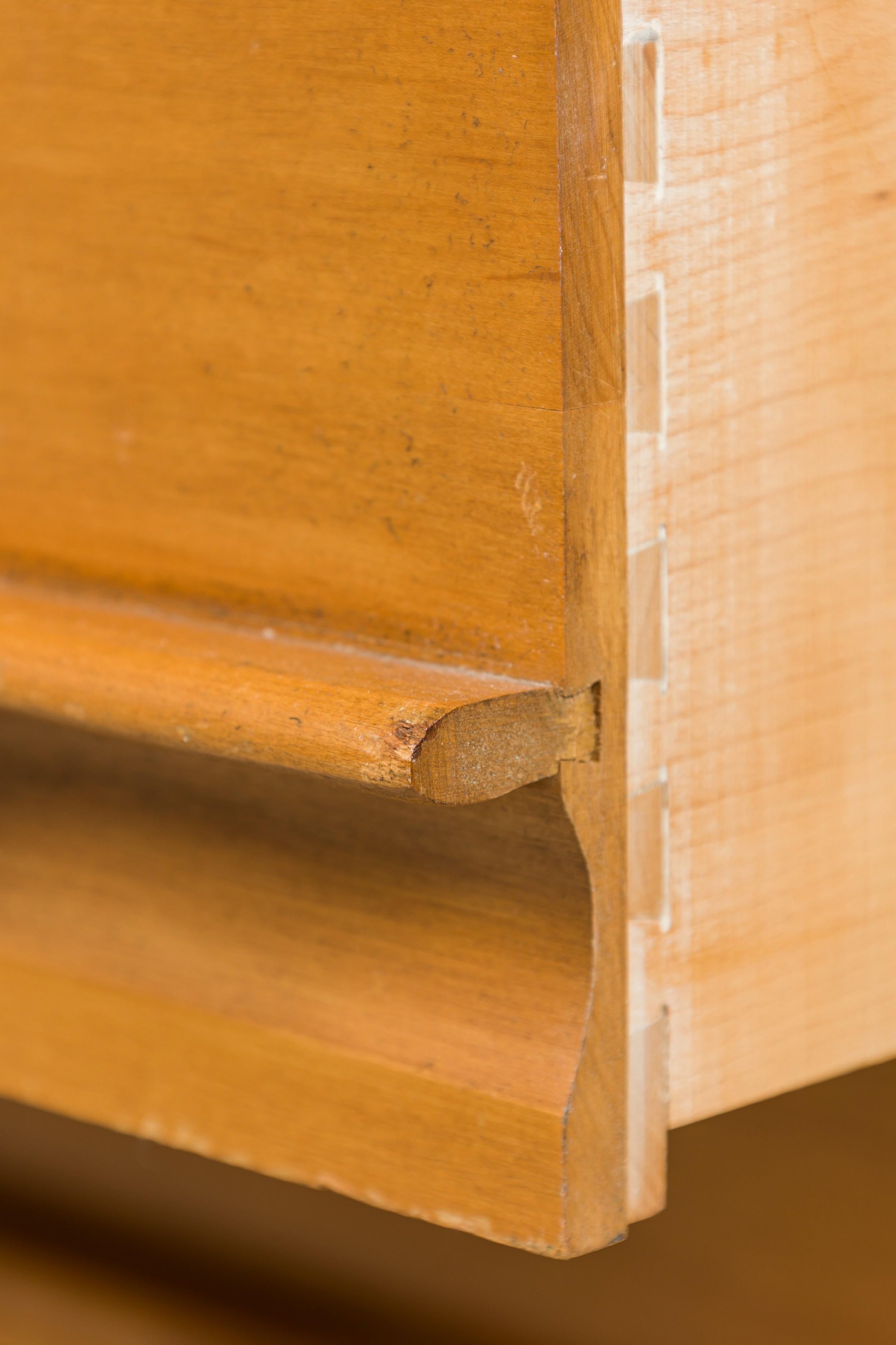 Italienische Mid-Century Modern-Hochkommode aus Ahornholz mit 6 Schubladen im Angebot 7