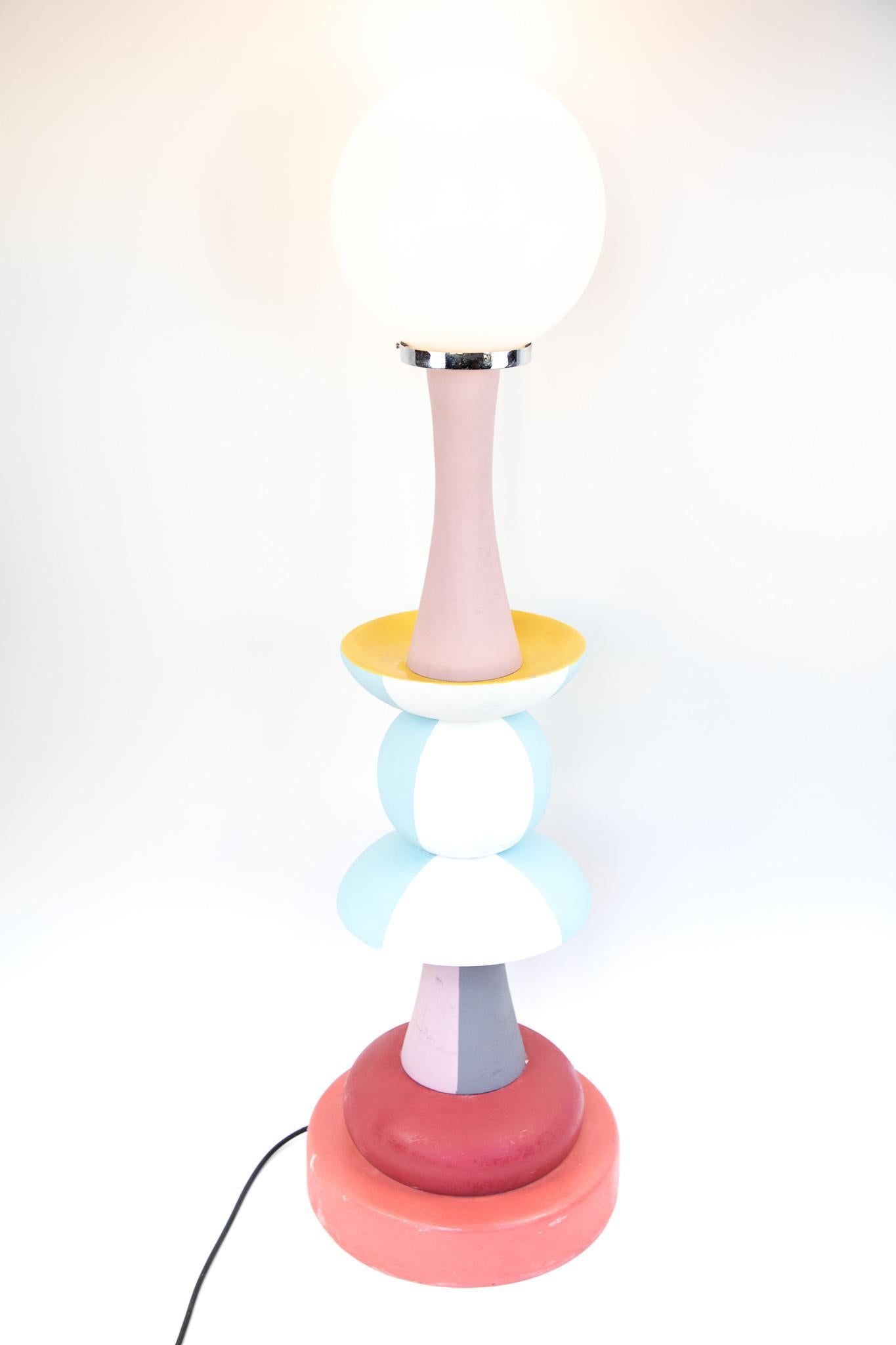 Colorful Floor Lamp in Memphis Style, Ceramic, Italy 1970s.


With its geometric shapes and bold colours, this Italian mid-century Memphis style floor lamp recalls the iconic designs of Ettore Sottsass, founder of the Memphis Movement in Milan.