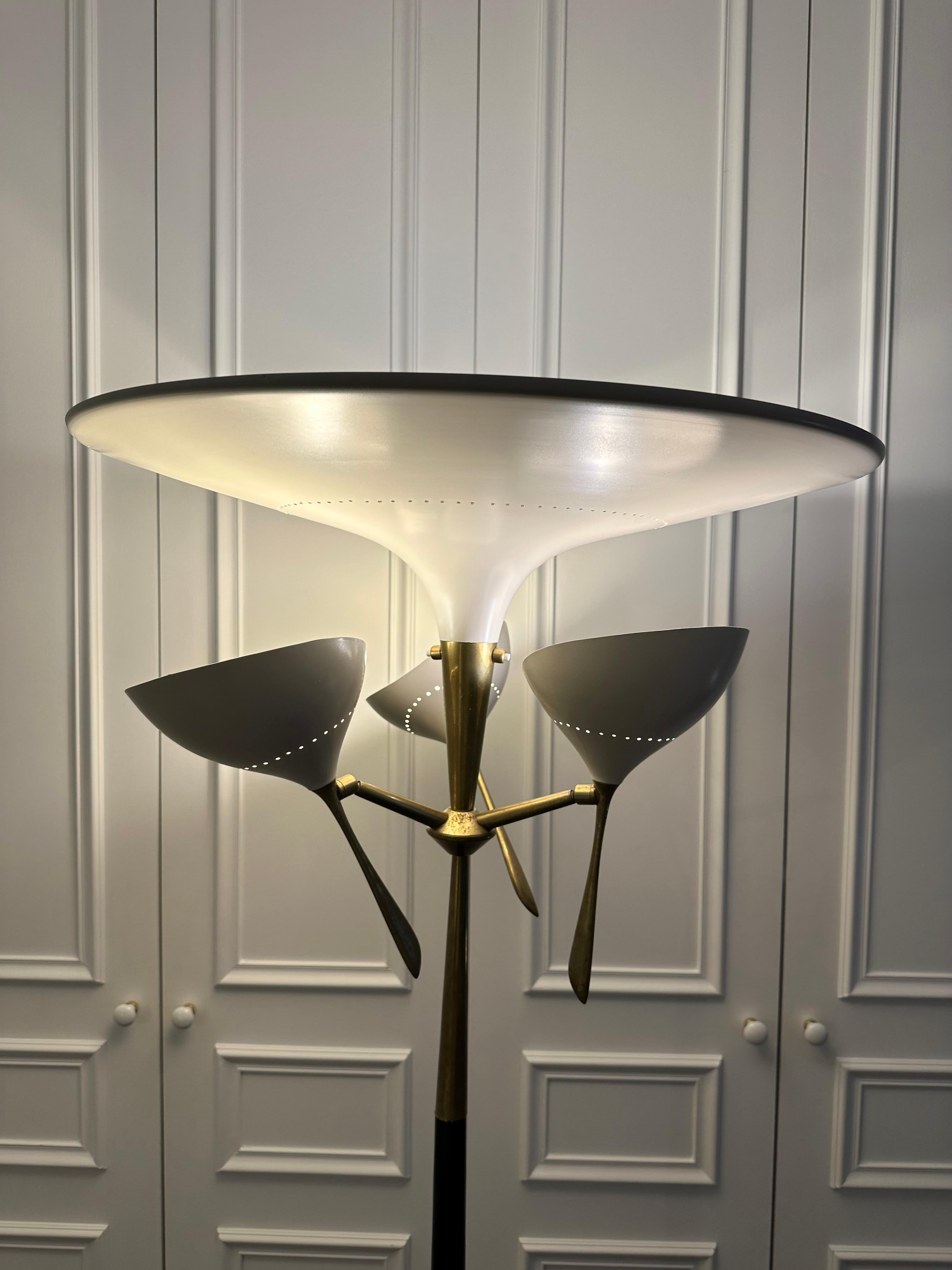 Very rare modernist floor lamp Mid-Century Modern late 40s beginning of 50s, lacquered metal and brass by the manufacture Lumen, design attributed to Angelo Lelii. Famous design like Stilnovo, Arteluce, Arredoluce, Angelo Brotto, Esperia.