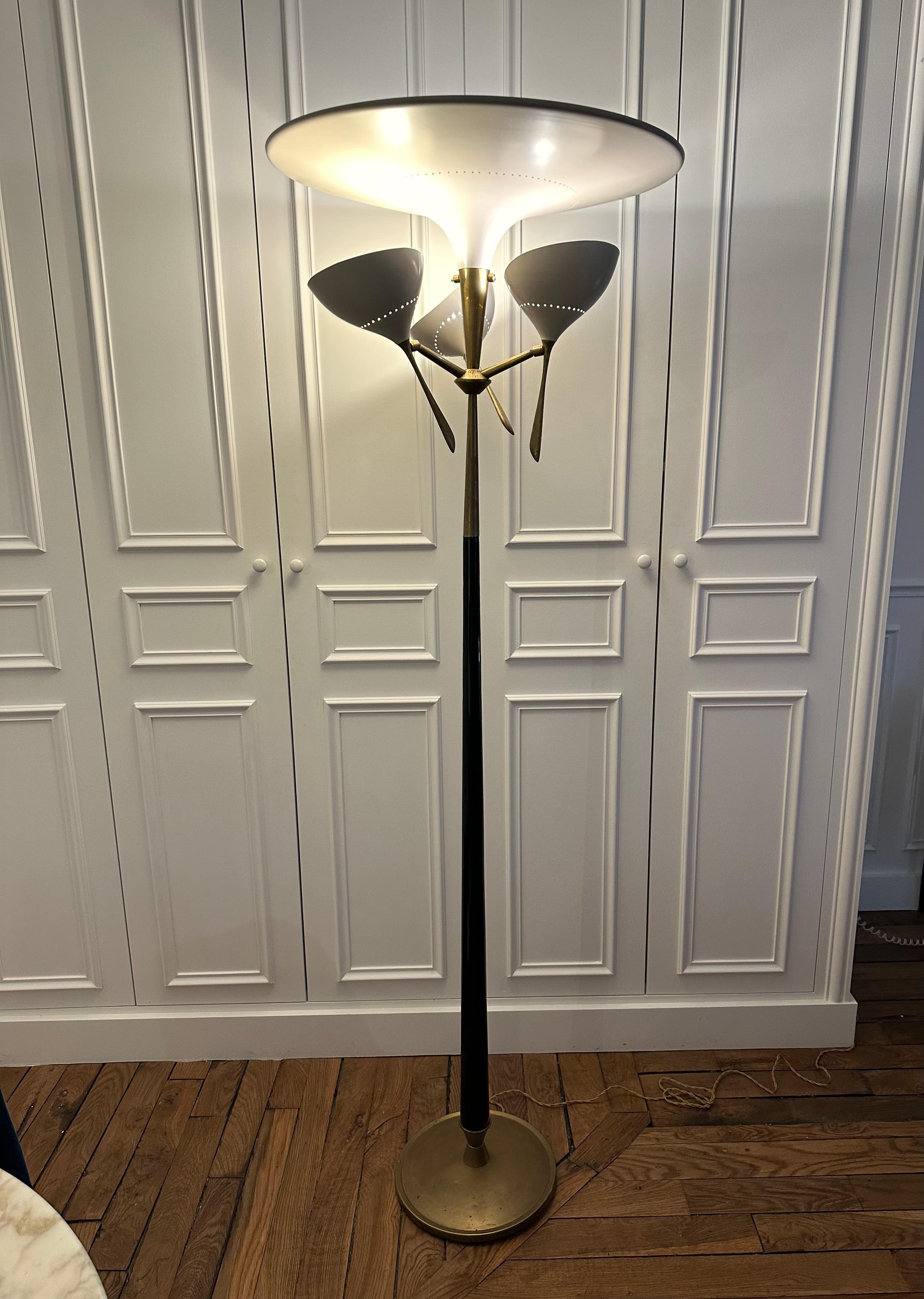 Lacquered Italian Mid-Century Modern Metal and Brass Floor Lamp by Lumen, 1950s For Sale